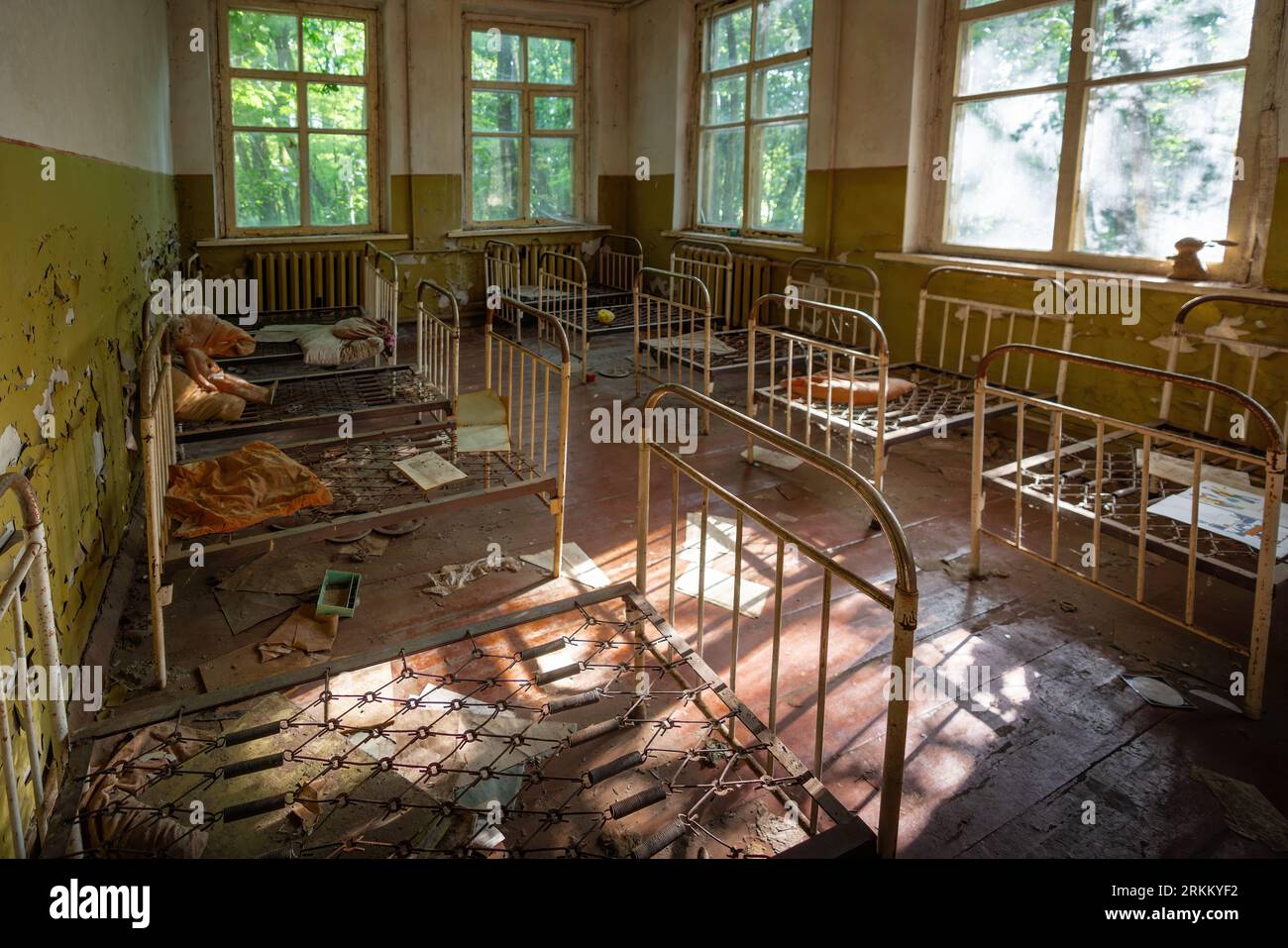 Asilo abbandonato con culle - Kopachi Village, Chernobyl Exclusion zone, Ucraina Foto Stock