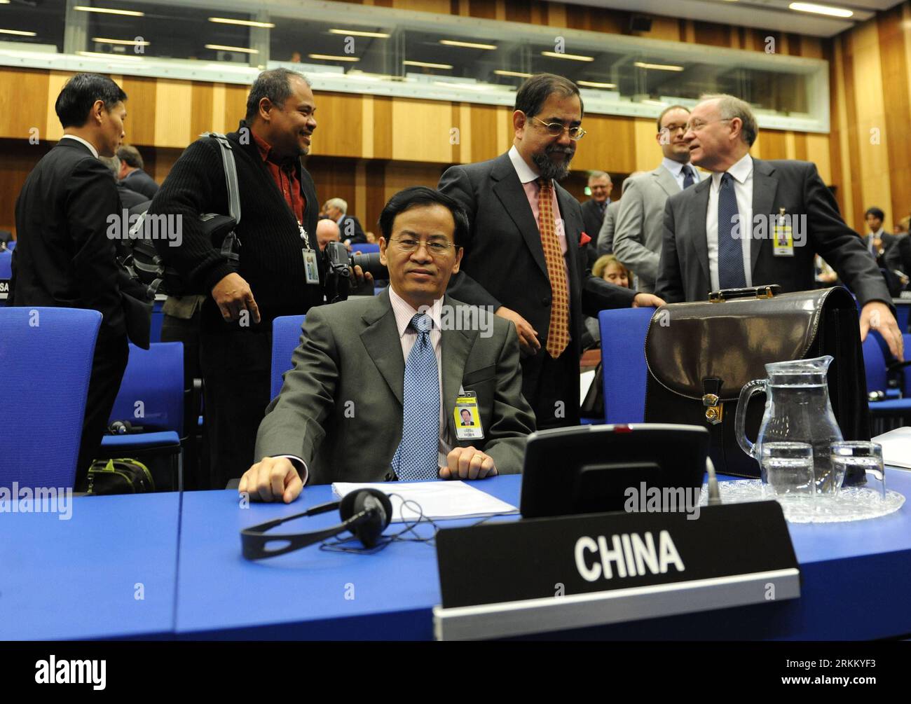 Bildnummer: 56290773 Datum: 17.11.2011 Copyright: imago/Xinhua (111117) - VIENNA, 17 novembre 2011 (Xinhua) - Cheng Jingye (C), ambasciatore cinese presso l'AIEA, è visto davanti alla conferenza del Consiglio di amministrazione presso la sede dell'Agenzia internazionale per l'energia atomica (AIEA) a Vienna il 17 novembre 2011. La conferenza di due giorni ha attirato maggiore attenzione in quanto la relazione dell' AIEA dell' 8 novembre indica che l' Iran ha svolto attività rilevanti per lo sviluppo di un ordigno nucleare esplosivo . (Xinhua/Xu Liang) (qs) AUSTRIA-VIENNA-AIEA PUBLICATIONxNOTxINxCHN People Politik IAEO AIEA Internationale ATO Foto Stock