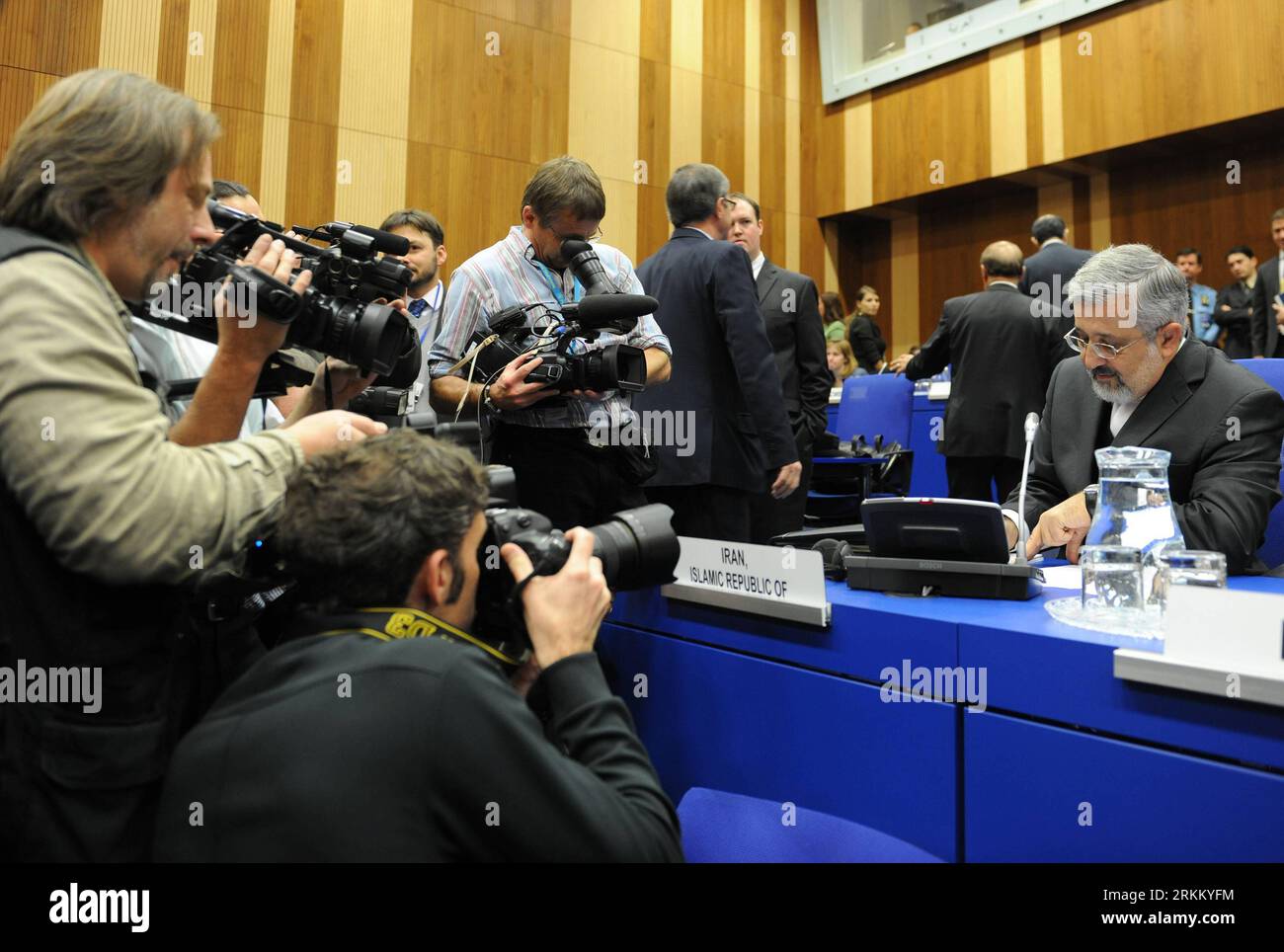 Bildnummer: 56290771 Datum: 17.11.2011 Copyright: imago/Xinhua (111117) -- VIENNA, 17 novembre 2011 (Xinhua) -- giornalisti sparano all'ambasciatore iraniano presso l'AIEA Ali Ashkar Soltaniyeh davanti alla conferenza del Consiglio di amministrazione presso la sede dell'Agenzia internazionale per l'energia atomica (AIEA) a Vienna il 17 novembre 2011. La conferenza di due giorni ha attirato maggiore attenzione in quanto la relazione dell' AIEA dell' 8 novembre indica che l' Iran ha svolto attività rilevanti per lo sviluppo di un ordigno nucleare esplosivo . (Xinhua/Xu Liang) (qs) AUSTRIA-VIENNA-AIEA PUBLICATIONxNOTxINxCHN People Politik IAEO Inter Foto Stock