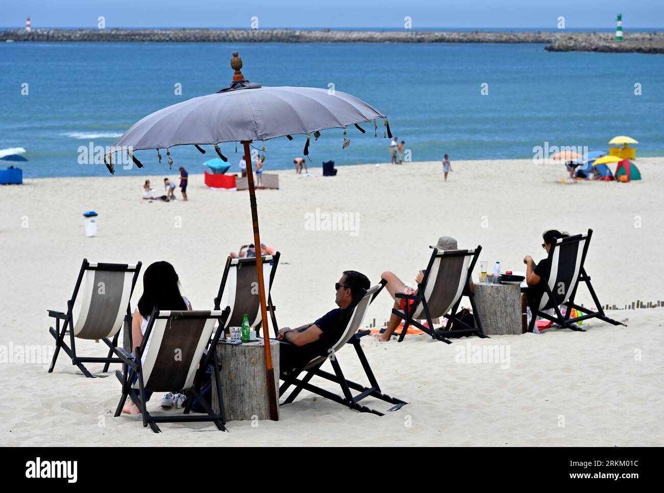 Spiaggia di sabbia bianca e mare di Praia da barra appena alla periferia della città di Aveiro, Portogallo Foto Stock