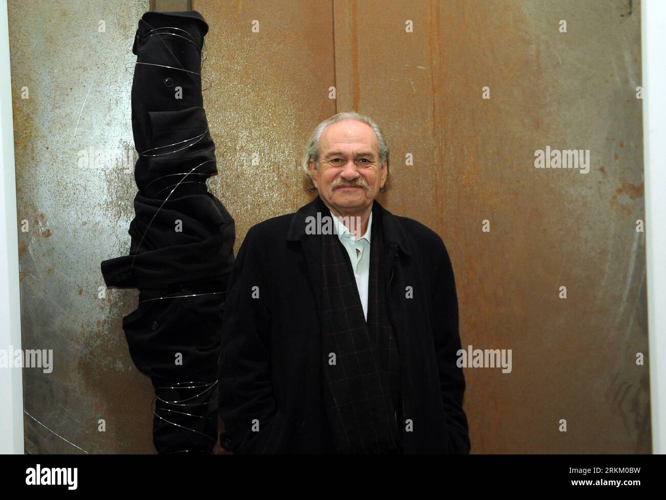 (111118) -- PECHINO, 18 novembre 2011 (Xinhua) -- Jannis Kounellis si trova di fronte al suo lavoro a Translating China -- Mostra personale di Jannis Kounellis a Pechino, capitale della Cina, 18 novembre 2011. La mostra di installazione Translating China -- la mostra personale di Jannis Kounellis ha preso il via a Pechino venerdì. Questa mostra testimonia le nuove opere di Jannis Kounellis, il famoso maestro italiano di Arte povera. Gli artisti di Arte povera usano spesso giunche e materiali di uso quotidiano come mezzo di comunicazione delle loro opere d'arte. (Xinhua/Jin Liangkuai) (zgp) CHINA-BEIJING-JANNIS KOUNELLIS-EXHIBITION (CN) PUBLIC Foto Stock