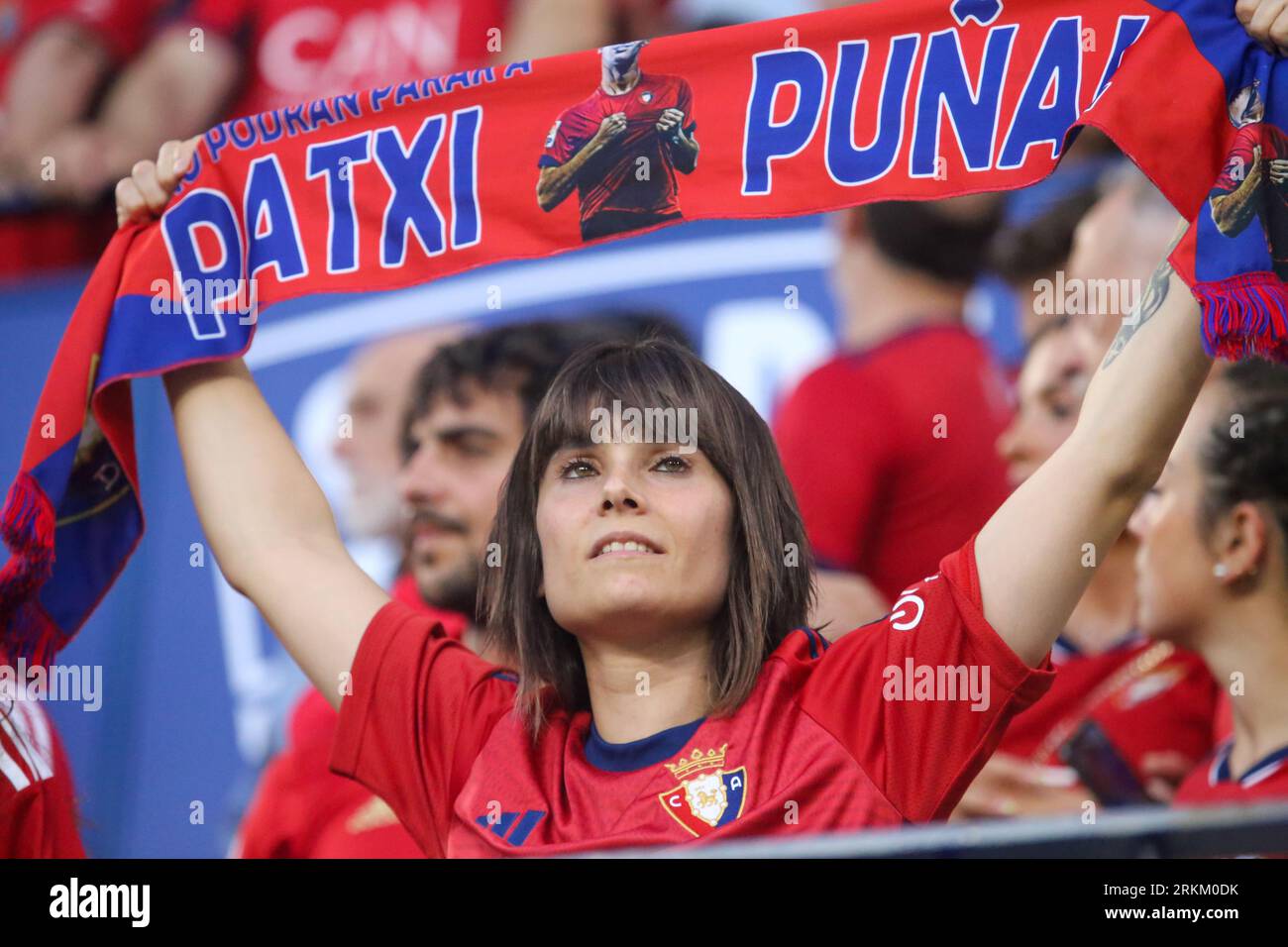 24 agosto 2023, Pamplona, Comunità Forale di Navarra, Spagna: Pamplona, Spagna, 24 agosto 2023: Un tifoso con sciarpa CA Osasuna durante la partita di andata del turno preliminare di UEFA Europa Conference League 2023-24 tra CA Osasuna e Club Brugge allo stadio El Sadar, a Pamplona, il 24 agosto 2023. (Immagine di credito: © Alberto Brevers/Pacific Press via ZUMA Press Wire) SOLO USO EDITORIALE! Non per USO commerciale! Foto Stock