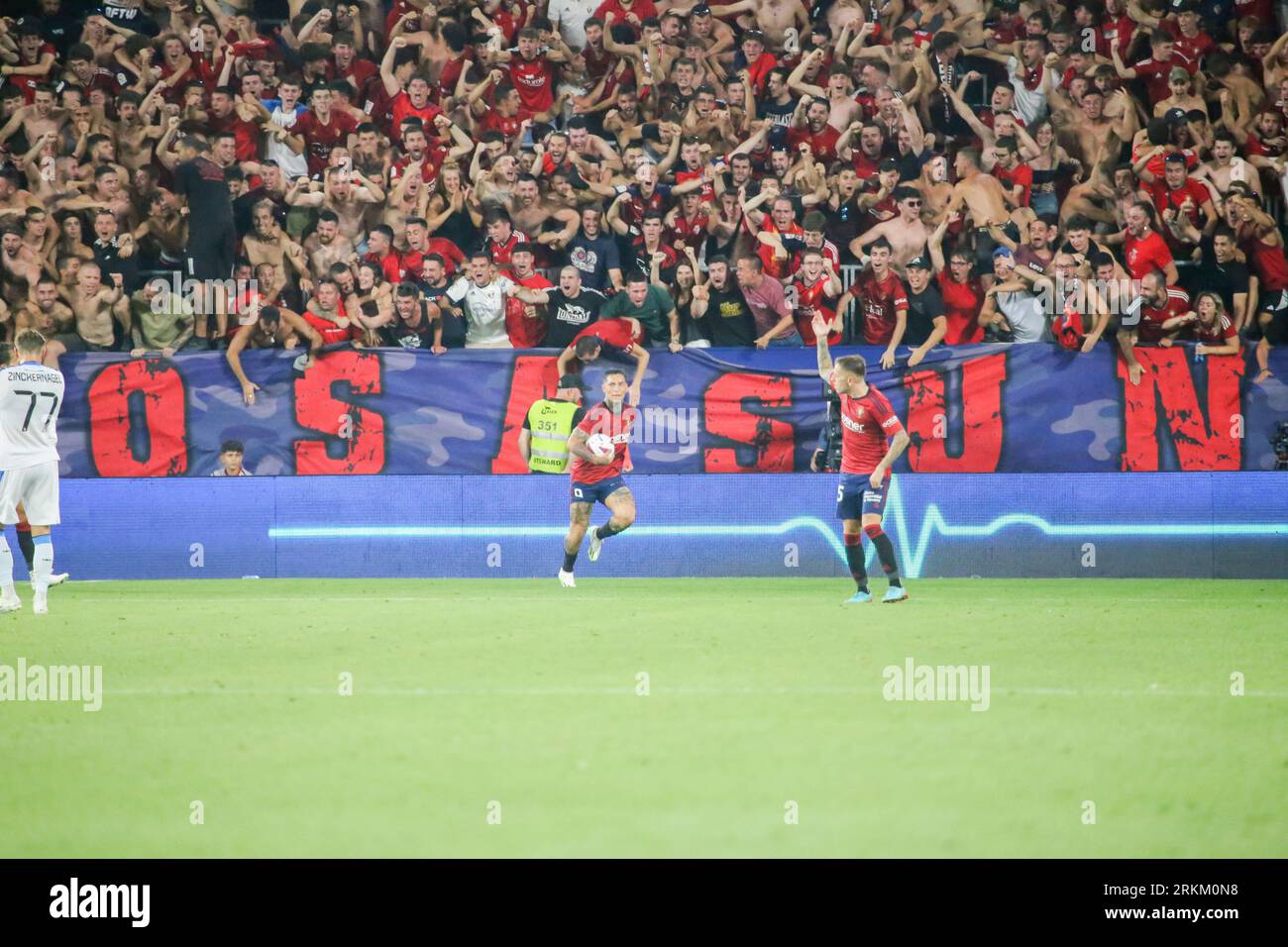 24 agosto 2023, Pamplona, Comunità Forale di Navarra, Spagna: Pamplona, Spagna, 24 agosto 2023: il giocatore di CA Osasuna, Ezequiel Avila (9) celebra il gol paralizzante durante la prima tappa del turno precedente della UEFA Europa Conference League 2023-24 tra CA Osasuna e il Club Brugge allo stadio El Sadar, a Pamplona, il 24 agosto 2023. (Immagine di credito: © Alberto Brevers/Pacific Press via ZUMA Press Wire) SOLO USO EDITORIALE! Non per USO commerciale! Foto Stock