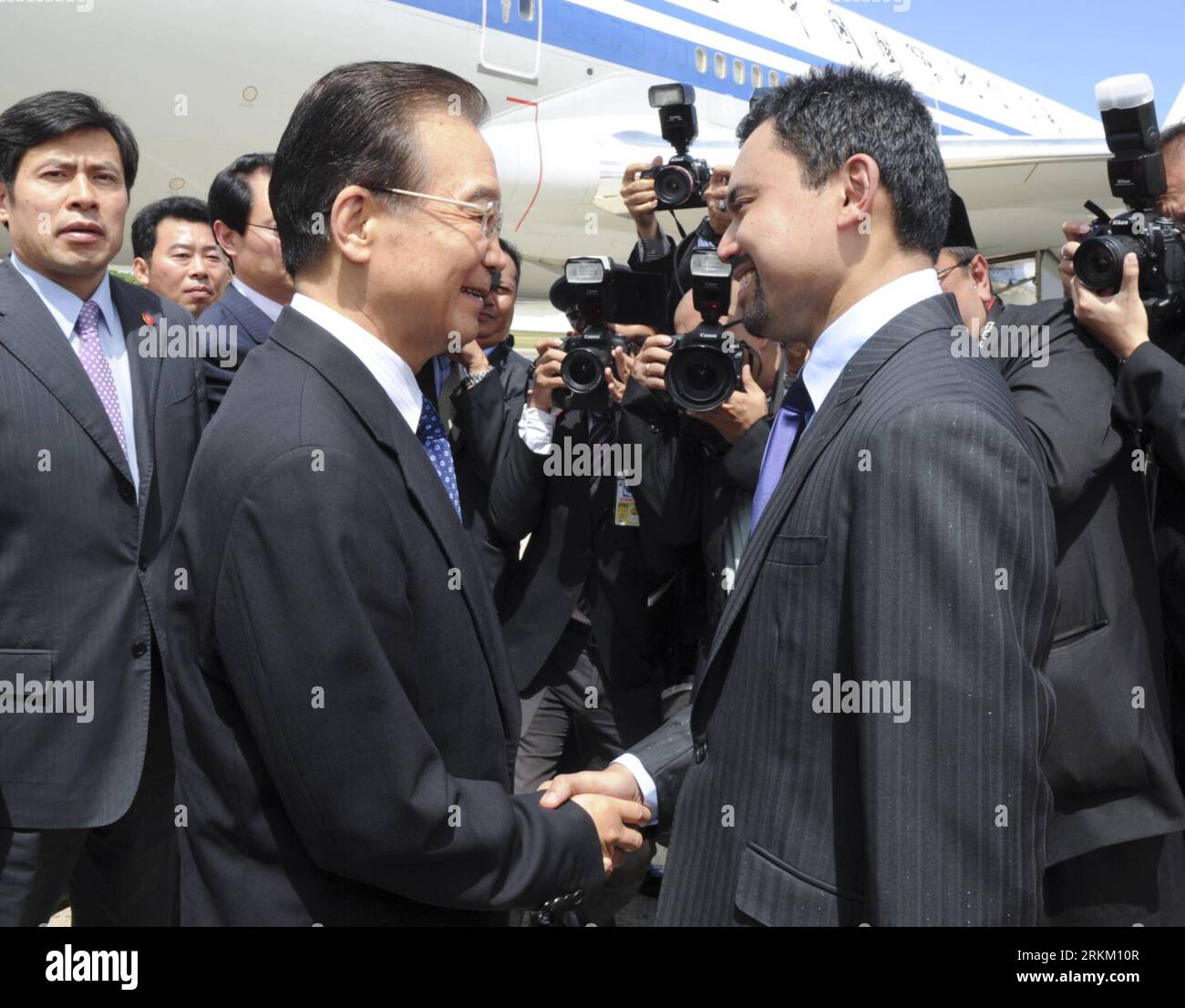 Bildnummer: 56338548 Datum: 20.11.2011 Copyright: imago/Xinhua (111120) - BANDAR SERI BEGAWAN, 20 novembre 2011 (Xinhua) - il Premier cinese Wen Jiabao (L, Front) stringe la mano al principe ereditario del Brunei al-Muhtadee Billah all'aeroporto di Bandar seri Begawan del Brunei, 20 novembre 2011. Wen Jiabao è arrivato al Brunei per una visita formale domenica.(Xinhua/li Xueren) (zkr) BRUNEI-CINA-WEN JIABAO-ARRIVAL PUBLICATIONxNOTxINxCHN People Politik xjh x0x premiumd 2011 quer 56338548 Data 20 11 2011 Copyright Imago XINHUA Bandar seri Begawan 20 novembre 2011 XINHUA Chinese Premier Wen Jiabao l Front Shakes Foto Stock