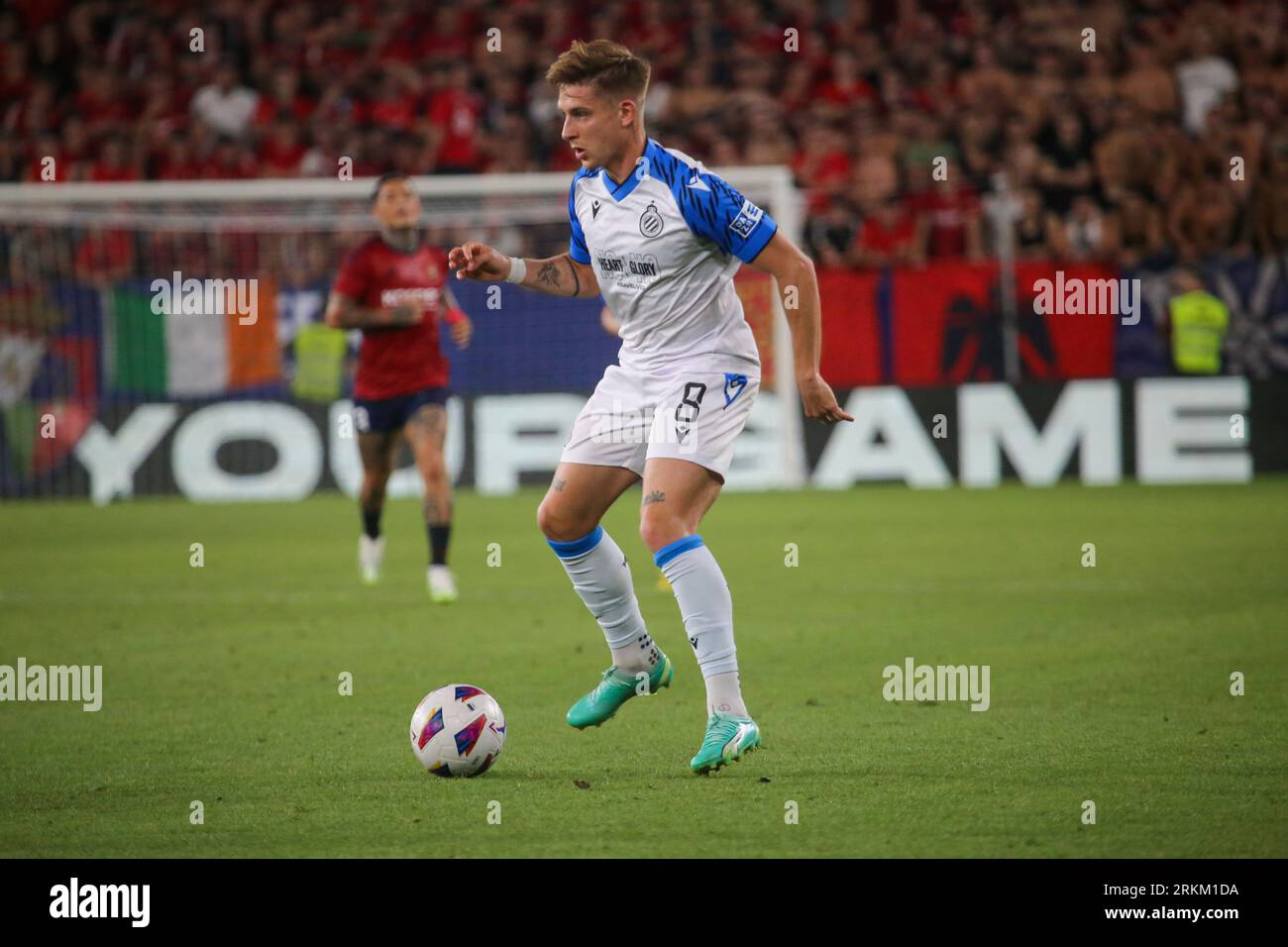 24 agosto 2023, Pamplona, Comunità Forale di Navarra, Spagna: Pamplona, Spagna, 24 agosto 2023: il giocatore del Club Brugge Michal Skoras (8) con la palla durante la partita di andata della UEFA Europa Conference League 2023-24 Preliminary Round tra CA Osasuna e Club Brugge nello stadio El Sadar, a Pamplona, il 24 agosto 2023. (Immagine di credito: © Alberto Brevers/Pacific Press via ZUMA Press Wire) SOLO USO EDITORIALE! Non per USO commerciale! Foto Stock