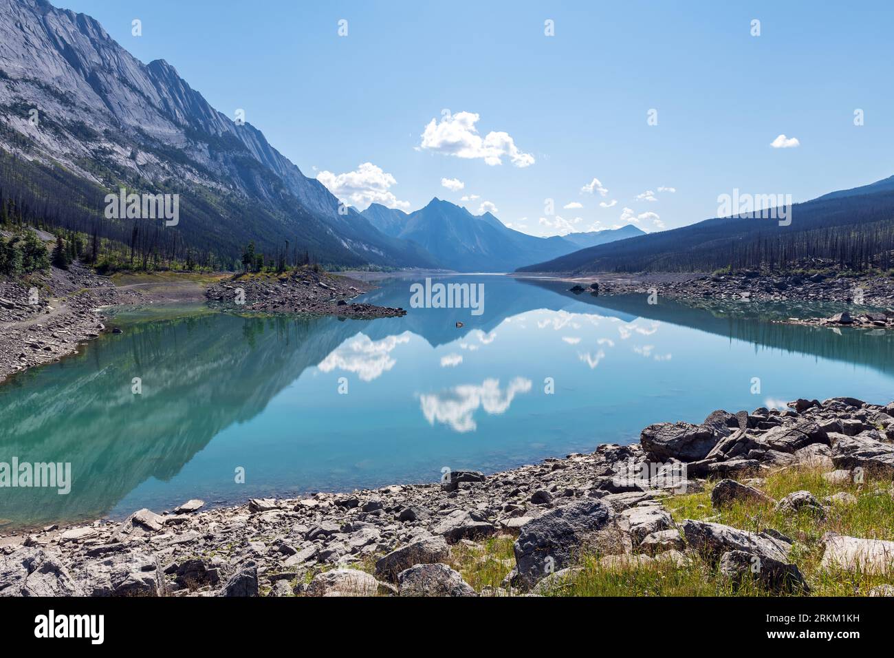 Medicine Lake Reflection, parco nazionale di Jasper, Alberta, Canada. Foto Stock