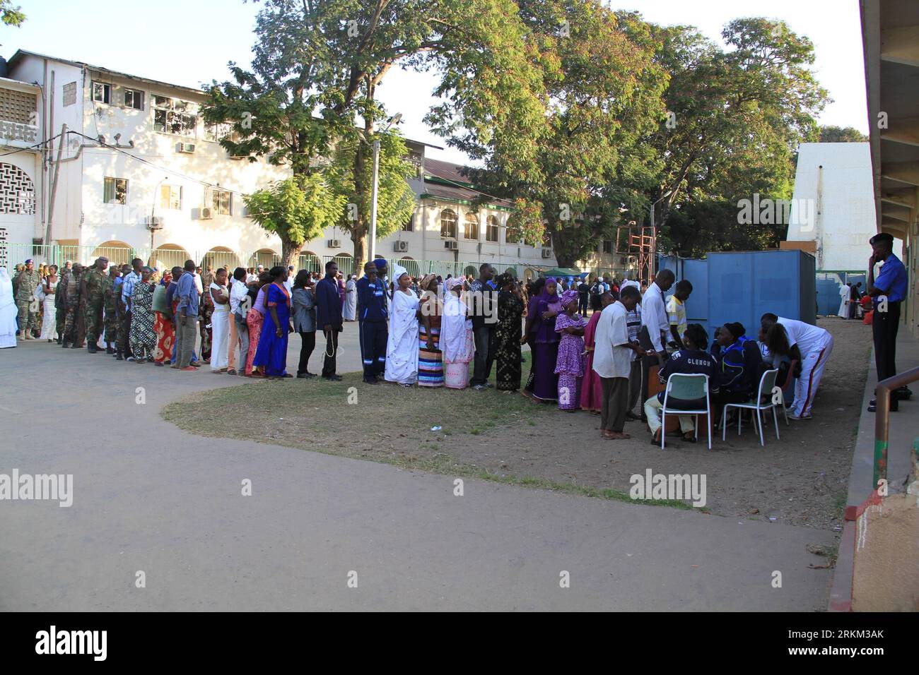 Bildnummer: 56437268 Datum: 24.11.2011 Copyright: imago/Xinhua (111124) -- BANJUL, 24 novembre 2011 (Xinhua) -- i gambiani fanno la fila in una sede elettorale per lanciare i loro voti a Banjul, capitale del Gambia, il 24 novembre 2011. Le elezioni presidenziali in Gambiano iniziano giovedì mattina alle 07:00 ora locale (0700 GMT) in Gambia. Si prevede che quasi 800.000 elettori registrati andranno ai sondaggi per esprimere i loro voti in tutto il paese dell'Africa occidentale nelle elezioni presidenziali. (Xinhua/Xing Jianqiao) (lr) GAMBIA-BANJUL-ELEZIONI PRESIDENZIALI PUBLICATIONxNOTxINxCHN Gesellschaft Politik Wahl Präsidentschaft Foto Stock