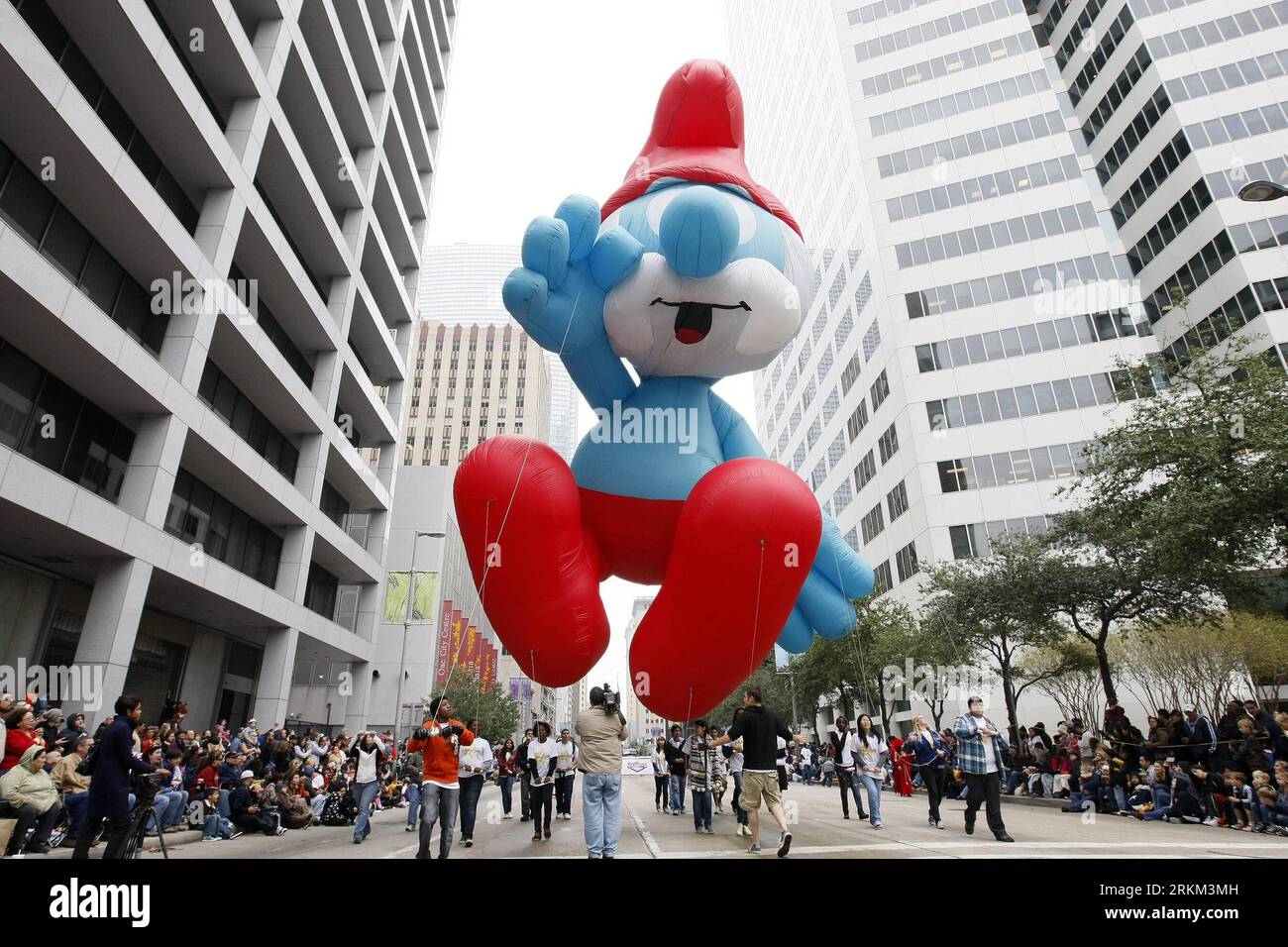 Bildnummer: 56448186 Datum: 24.11.2011 Copyright: imago/Xinhua (111124) -- HOUSTON, 24 novembre 2011 (Xinhua) -- la mongolfiera Smurf galleggia durante la parata del giorno del Ringraziamento a Houston, negli Stati Uniti, 24 novembre 2011. (Xinhua/Song Qiong) US-HOUSTON-THANKSGIVING DAY-PARADE PUBLICATIONxNOTxINxCHN Gesellschaft USA Traditionelle Feste Straßenfeste xjh x2x premiumd 2011 quer o0 Straßenparade, Ballon, Schlumpf, Schlümpfe, Papa 56448186 Data 24 11 2011 Copyright Imago XINHUA Houston Nov 24 2011 XINHUA la mongolfiera smurf galleggia durante la Parata del giorno del Ringraziamento a Houston Stati Uniti Nov 24 2011 X Foto Stock