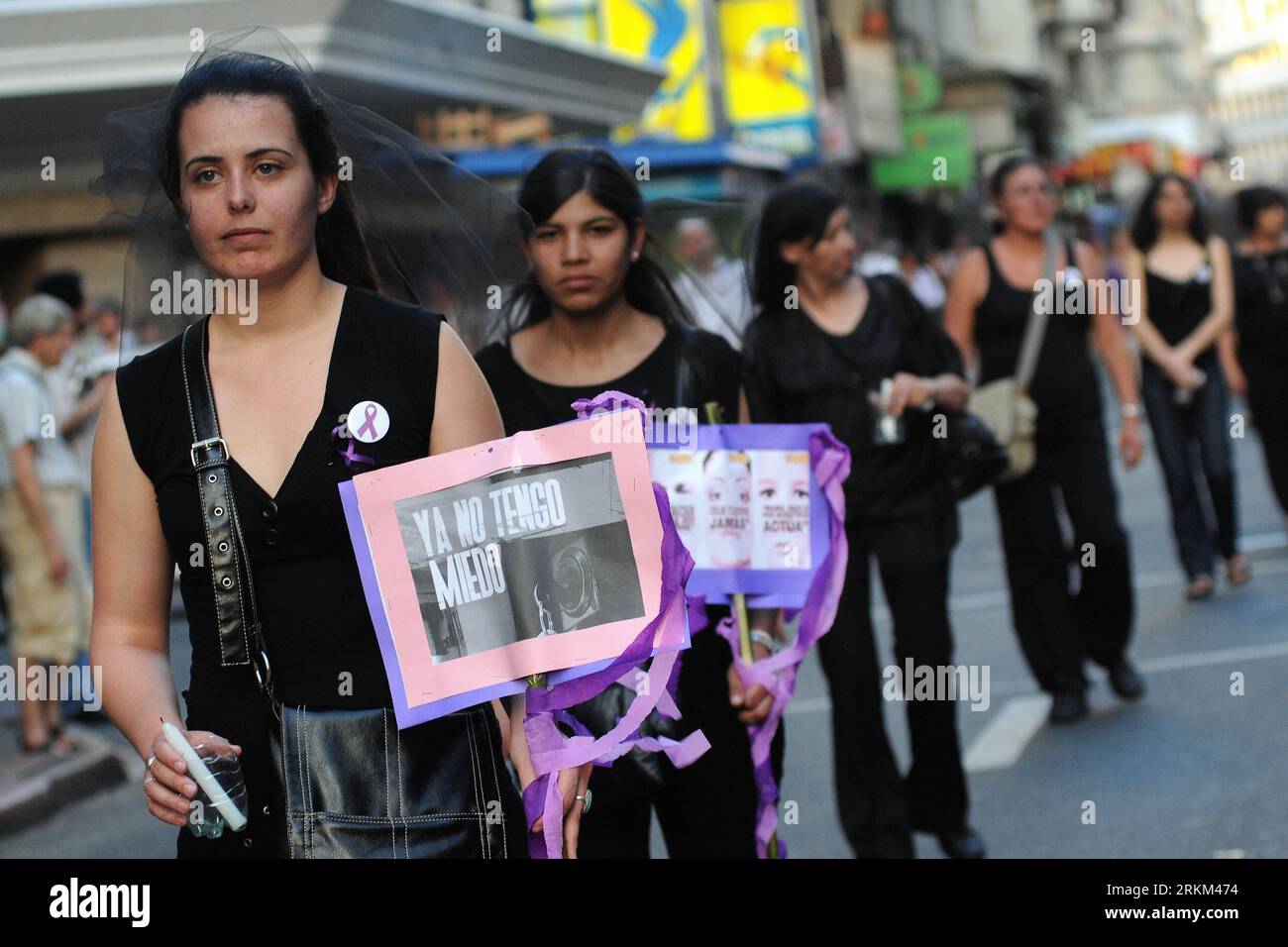 111126 -- MONTEVIDEO, 26 novembre 2011 Xinhua -- le donne partecipano a una manifestazione in memoria di donne uccise negli ultimi anni per violenza di genere nel paese, nell'ambito della giornata internazionale per l'eliminazione della violenza contro le donne, a Montevideo, capitale dell'Uruguay, il 25 novembre 2011. Circa 1.200 donne marciarono, simulando una processione funebre. Xinhua/Nicolas Celaya zx URUGUAY-MONTEVIDEO-SOCIETY-DEMONSTRATION PUBLICATIONxNOTxINxCHN Foto Stock