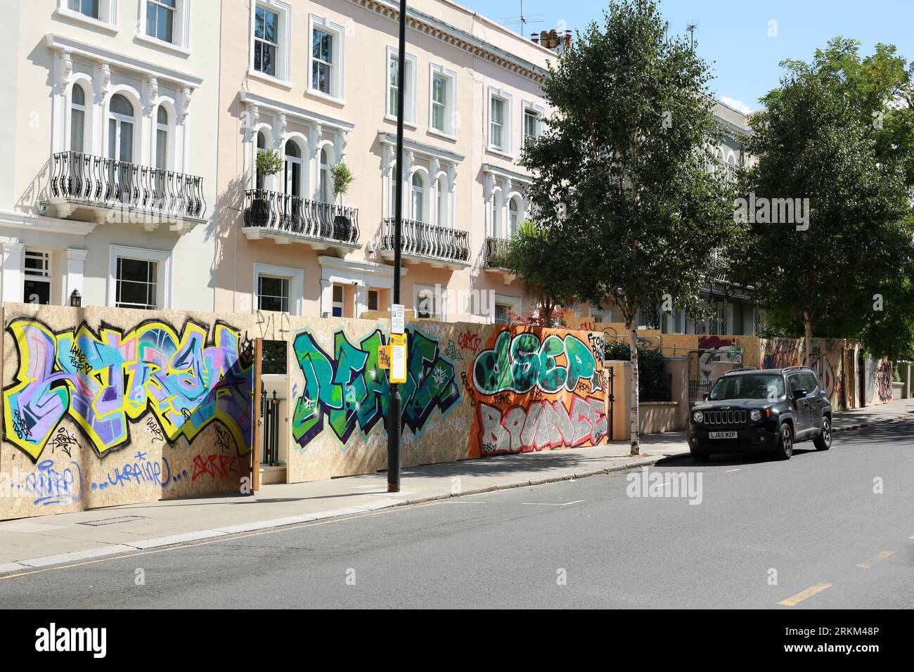 Londra, Regno Unito. 25 agosto 2023. I proprietari di aziende e i residenti di Notting Hill hanno prenotato le loro proprietà prima del carnevale annuale di questo fine settimana festivo. Decine di tavole di legno sono state erette nelle strade intorno al percorso del carnevale oggi per proteggere negozi e case. Si prevede che il Carnevale di Notting Hill, il più grande festival di strada d'Europa che celebra la cultura caraibica, attirerà ogni giorno oltre un milione di visitatori. Credito: Waldemar Sikora / Alamy Live News Foto Stock