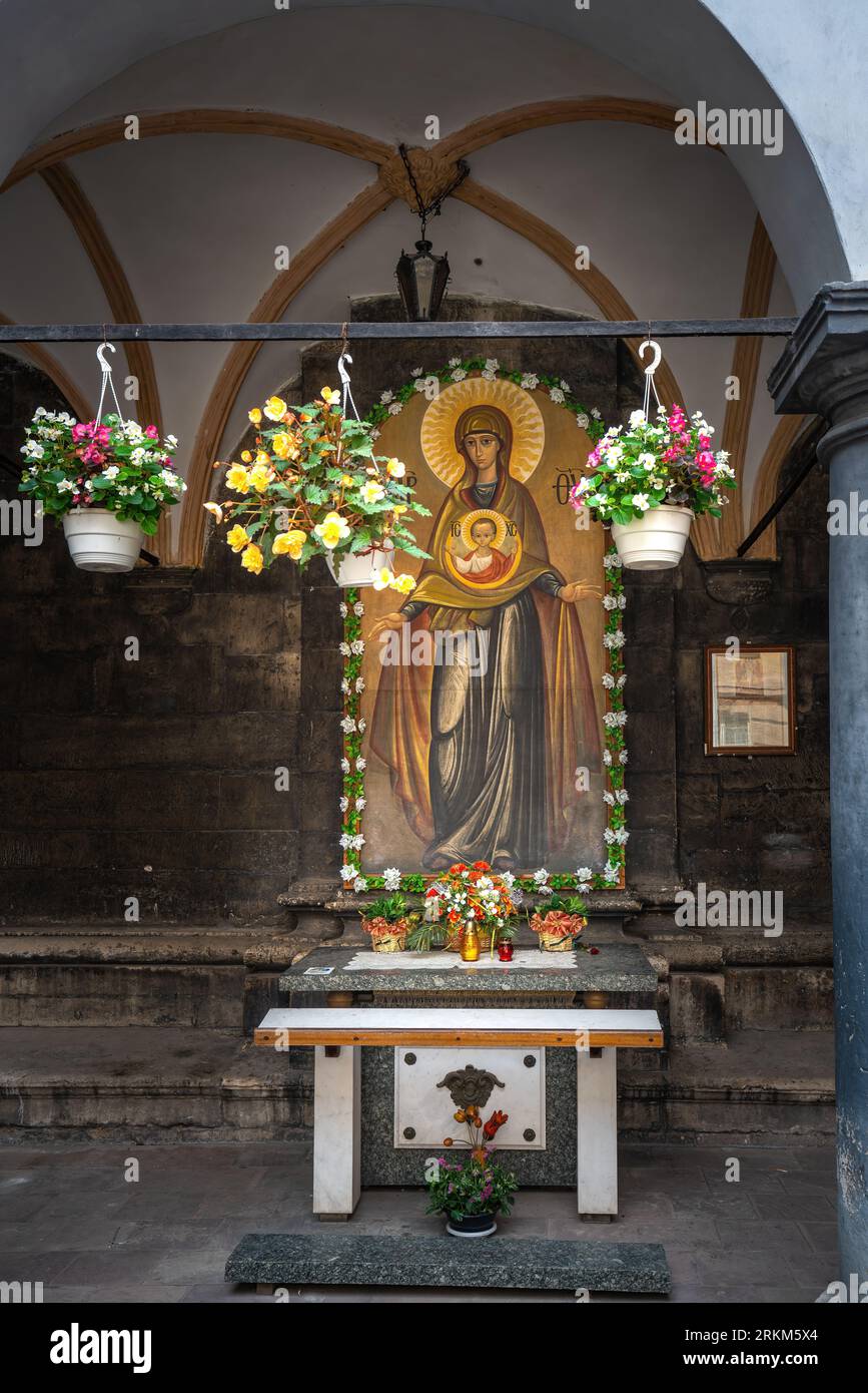 Altare e immagine nel cortile della chiesa della Dormizione - Leopoli, Ucraina Foto Stock