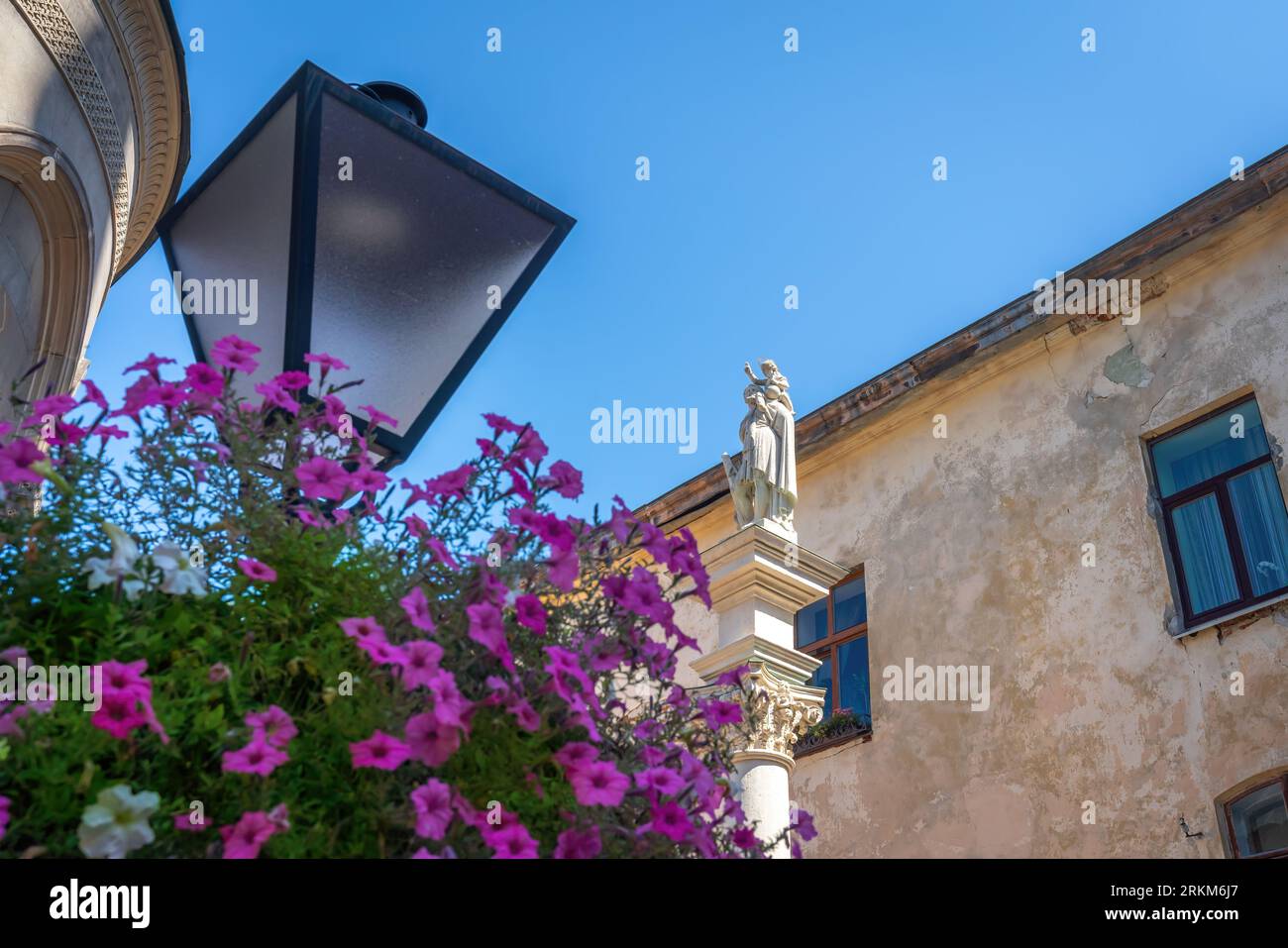 St Colonna Cristoforo presso la cattedrale armena di Leopoli, Ucraina Foto Stock
