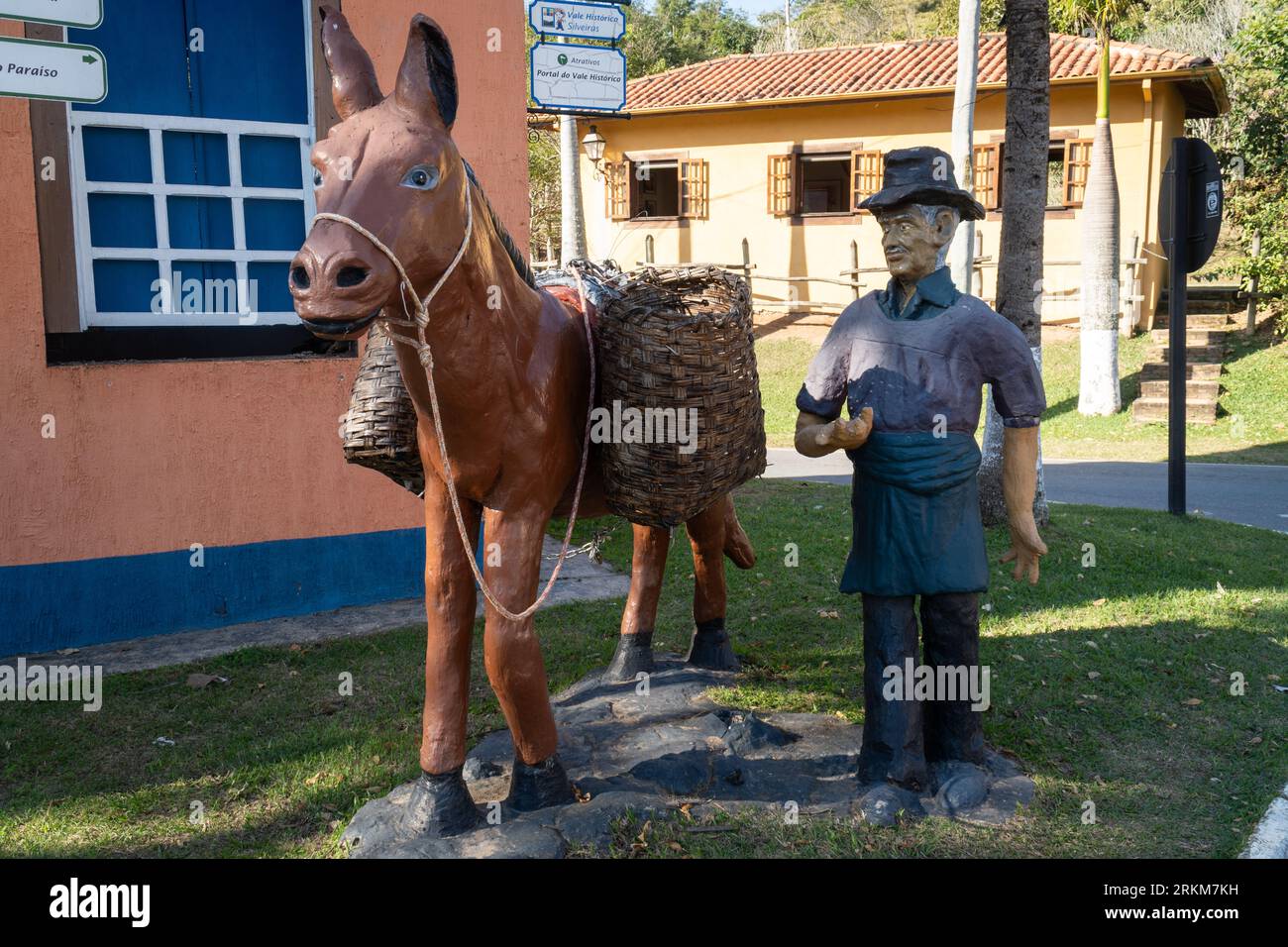 Statua di un contadino "tropeiro" con il suo mulo nella piazza della città di São José do Barreiro. Concetto di turismo, viaggio. Foto Stock