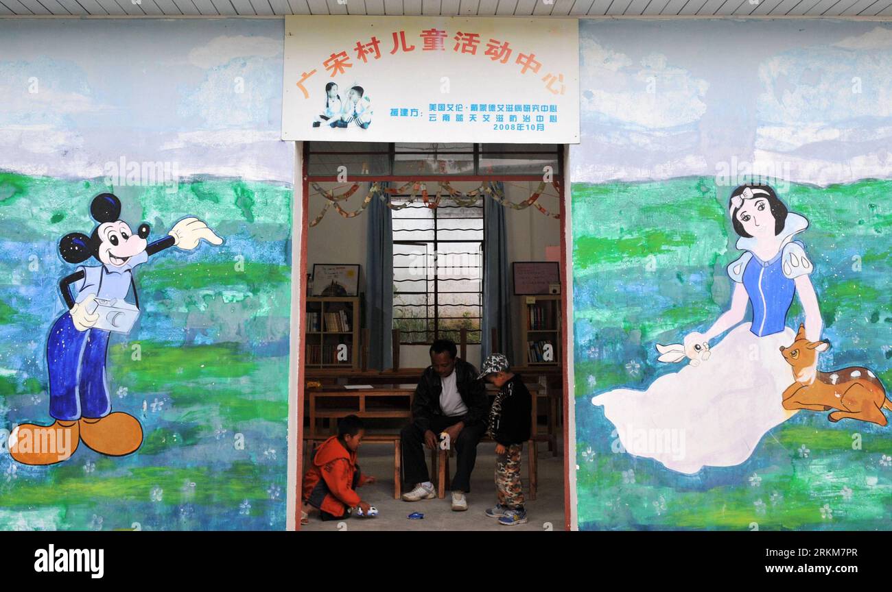 Bildnummer: 56538199 Datum: 17.11.2011 Copyright: imago/Xinhua (111201) -- KUNMING, 1 dicembre 2011 (Xinhua) -- due bambini che hanno perso i loro genitori, giocano in una casa per bambini nel villaggio Guangsong di dai-Jingpo Prefettura autonoma di Dehong, nel sud-ovest della Cina, provincia dello Yunnan, 17 novembre 2011. Il villaggio Guangsong della contea di Longchuan, prefettura autonoma di Dehong dai-Jingpo, si trova al confine tra la Cina e il Myanmar, messo a rischio dal Triangolo d'Oro , un'area dove i confini di Myanmar, Thailandia e Laos si incontrano, nota per il traffico di droga e la diffusione dell'AIDS. A causa dell'AIDS, alcuni Foto Stock
