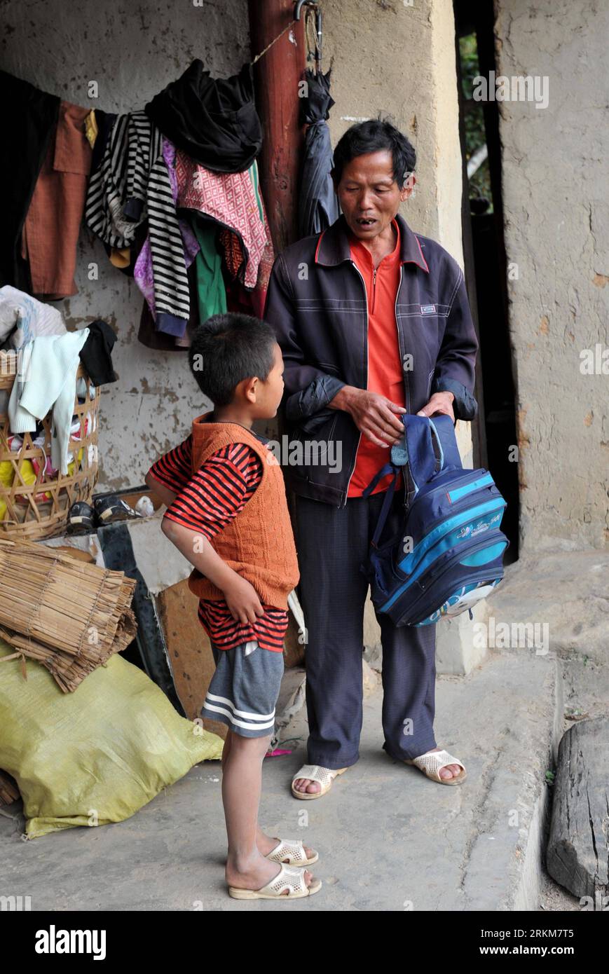 Bildnummer: 56538205 Datum: 17.11.2011 Copyright: imago/Xinhua (111201) -- KUNMING, 1 dicembre 2011 (Xinhua) -- Xiaomeng parla con suo nonno a casa nel villaggio Guangsong di dai-Jingpo Prefettura autonoma di Dehong, Cina sud-occidentale provincia dello Yunnan, 17 novembre 2011. Xiaomeng vive con i suoi nonni e suo padre lo ha lasciato dopo che sua madre è passata via a causa dell'abuso di droga e del virus HIV. Il villaggio Guangsong della contea di Longchuan, Prefettura autonoma di Dehong dai-Jingpo, si trova al confine tra Cina e Myanmar, messo a rischio dal Triangolo d'Oro, un'area dove i confini di mia Foto Stock
