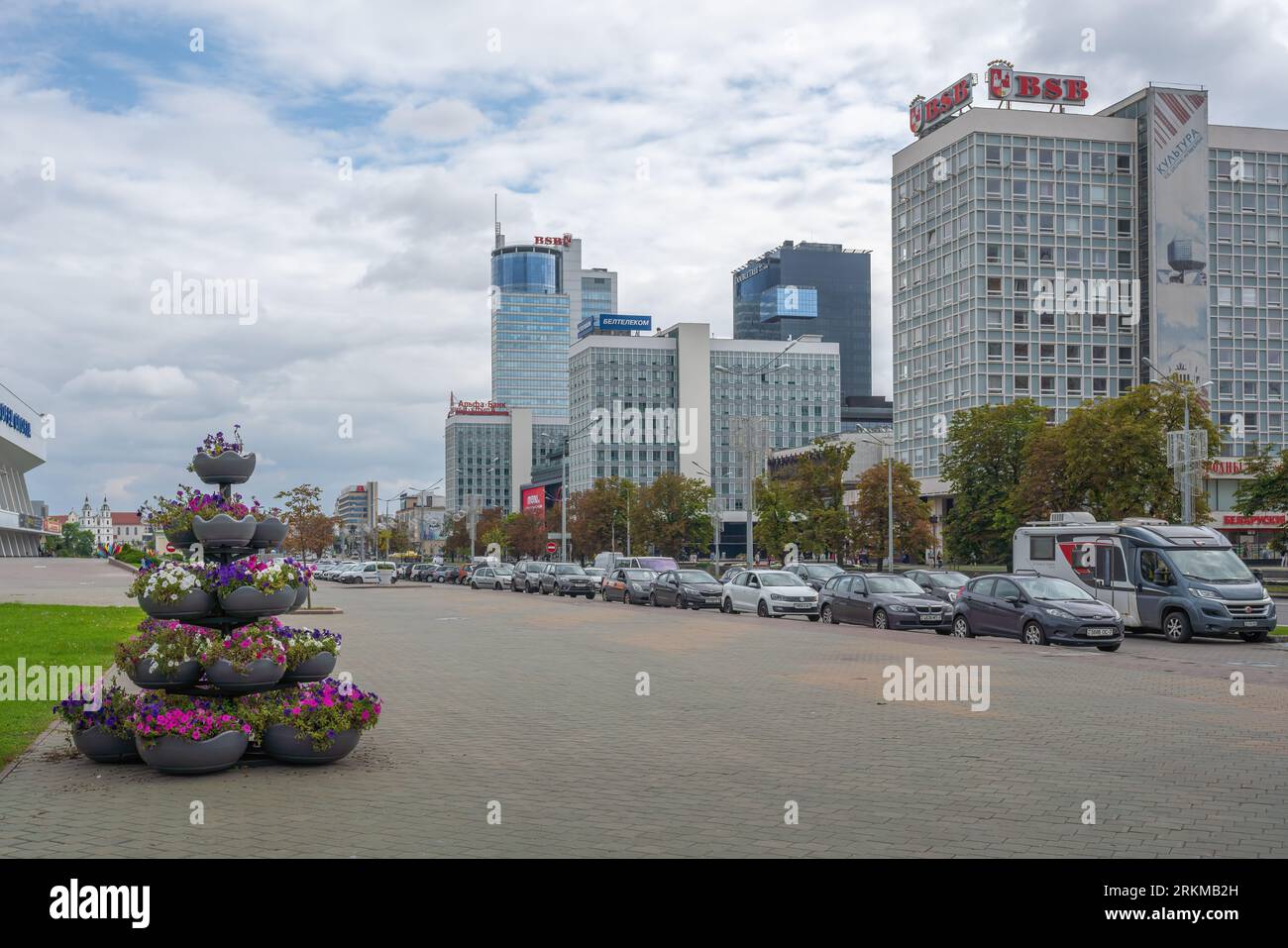 Viale Pobeditelei con il quartiere finanziario di Minsk edifici moderni - Minsk, Bielorussia Foto Stock