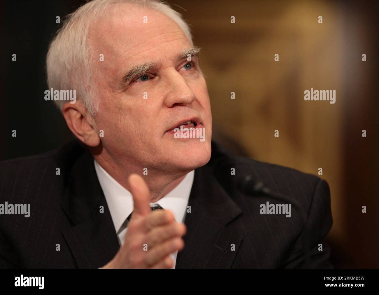 (111206) -- WASHINGTON, 6 dicembre 2011 (Xinhua) -- Daniel Tarullo, governatore della Federal Reserve degli Stati Uniti, parla durante un'udienza del Senate Banking Committee a Washington, D.C., negli Stati Uniti, 6 dicembre 2011. Mentre gli Stati Uniti hanno fatto molti progressi nell'attuazione del Dodd-Frank Act, c'è ancora molto lavoro da fare per rafforzare la regolamentazione finanziaria dopo che la più grande economia del mondo è stata colpita seriamente dalla crisi finanziaria, ha dichiarato martedì le autorità di regolamentazione finanziaria statunitensi. (Xinhua/Fang Zhe) US-WASHINGTON-JOINT HEARING-DODD-FRANK ACT PUBLICATIONxNOTxINxCHN 111206 Washington DEC 6 2011 XI Foto Stock