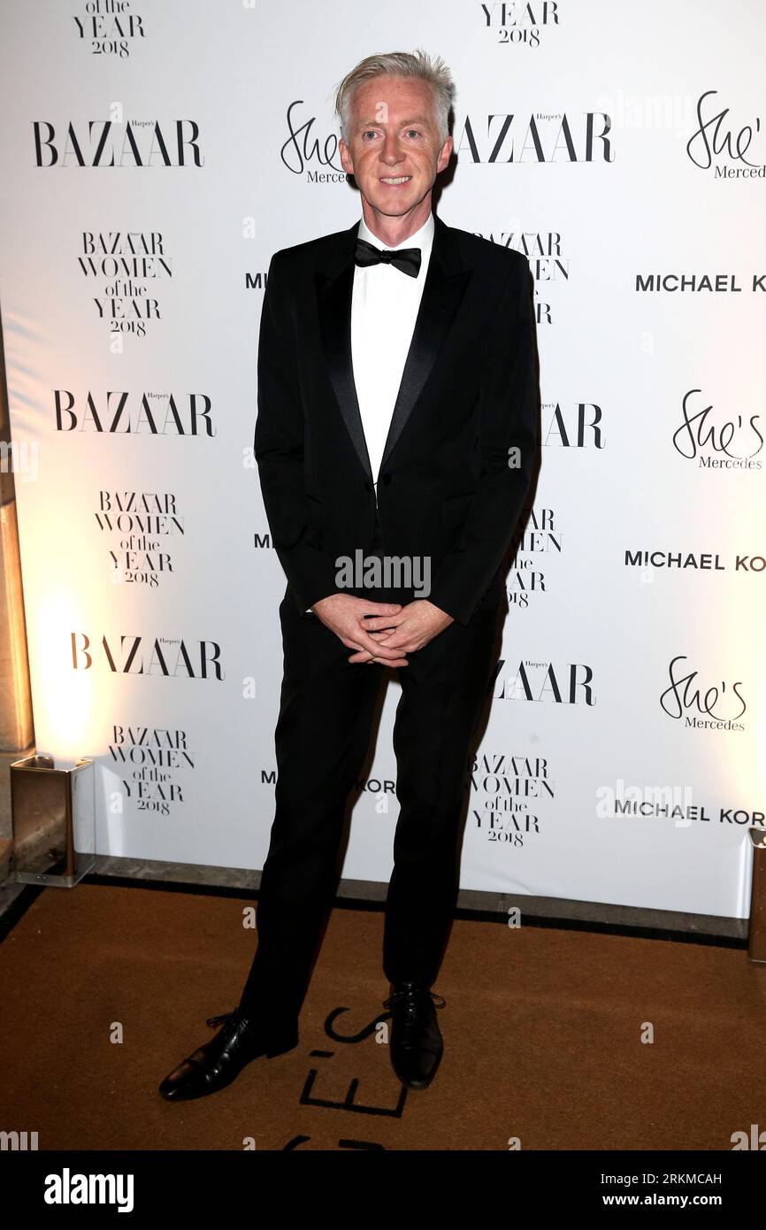 Philip Treacy partecipa agli Harper's Bazaar Women of the Year Awards al Claridge's Hotel di Londra. Foto Stock