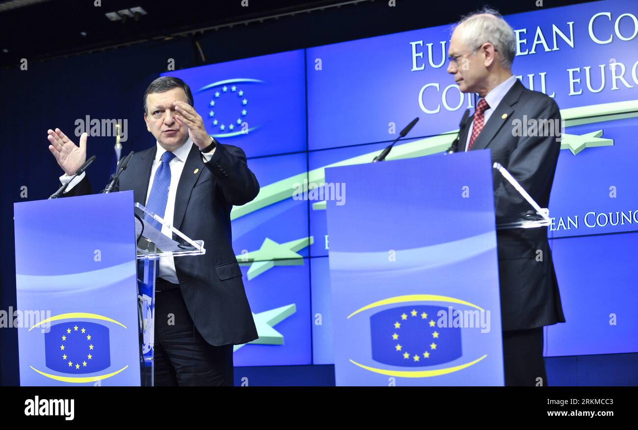 Bildnummer: 56676277 Datum: 09.12.2011 Copyright: imago/Xinhua (111209) -- BRUXELLES, 9 dicembre 2011 (Xinhua) -- il presidente del Consiglio europeo Herman Van Rompuy (R) e il presidente della Commissione europea Jose Manuel Barroso partecipano a una conferenza stampa dopo lunghi colloqui tra i leader degli stati membri dell'Unione europea (UE) durante un vertice dell'UE presso la sede centrale dell'UE, all'inizio del 9 dicembre 2011 a Bruxelles, capitale del Belgio. I leader dell’UE di venerdì mattina presto hanno concordato discipline fiscali più severe che imporrebbero sanzioni automatiche per i trasgressori del deficit nella zona euro. (Xinhua/Ye Pingfan) BEL Foto Stock