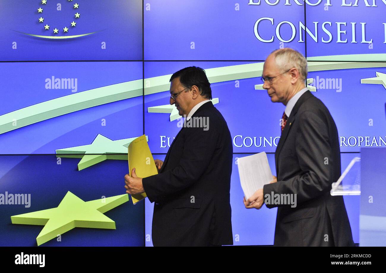 Bildnummer: 56676276 Datum: 09.12.2011 Copyright: imago/Xinhua (111209) -- BRUXELLES, 9 dicembre 2011 (Xinhua) -- il presidente del Consiglio europeo Herman Van Rompuy (R) e il presidente della Commissione europea Jose Manuel Barroso partono dopo aver partecipato a una conferenza stampa dopo lunghi colloqui tra i leader degli stati membri dell'Unione europea durante un vertice dell'UE presso la sede dell'UE, all'inizio del 9 dicembre 2011 a Bruxelles, capitale del Belgio. I leader dell’UE di venerdì mattina presto hanno concordato discipline fiscali più severe che imporrebbero sanzioni automatiche per i trasgressori del deficit nella zona euro. (Xinhua/ Foto Stock