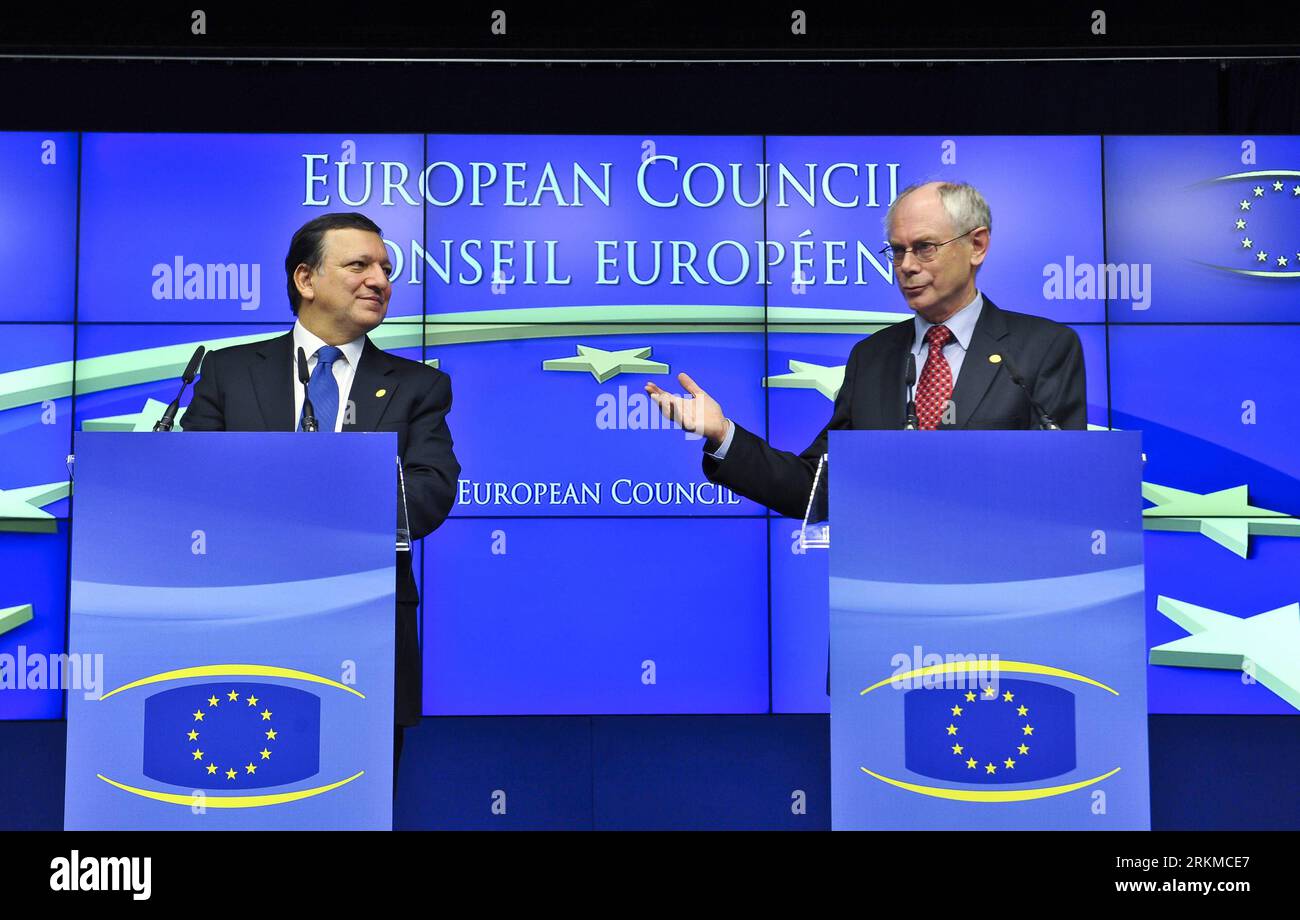 Bildnummer: 56676292 Datum: 09.12.2011 Copyright: imago/Xinhua (111209) -- BRUXELLES, 9 dicembre 2011 (Xinhua) -- il presidente del Consiglio europeo Herman Van Rompuy (R) e il presidente della Commissione europea Jose Manuel Barroso partecipano a una conferenza stampa dopo lunghi colloqui tra i leader degli stati membri dell'Unione europea (UE) durante un vertice dell'UE presso la sede centrale dell'UE, all'inizio del 9 dicembre 2011 a Bruxelles, capitale del Belgio. I leader dell’UE di venerdì mattina presto hanno concordato discipline fiscali più severe che imporrebbero sanzioni automatiche per i trasgressori del deficit nella zona euro. (Xinhua/Ye Pingfan) BEL Foto Stock