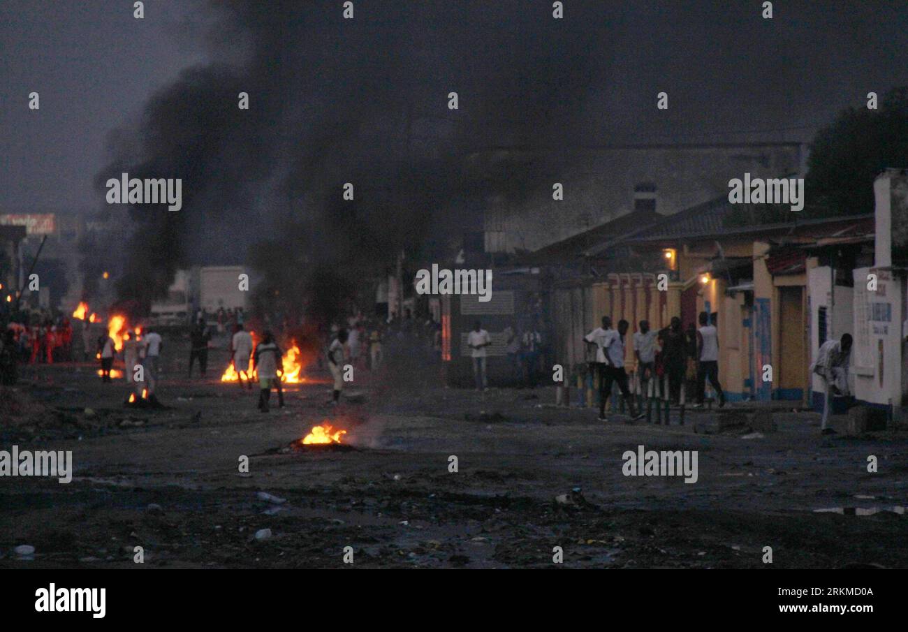 Bildnummer: 56681779 Datum: 09.12.2011 Copyright: imago/Xinhua (111210) - KINSHASA, 10 dicembre 2011 (Xinhua) -- i manifestanti hanno dato fuoco alle gomme in una strada a Kinshasa, capitale della Repubblica Democratica del Congo (RDC), 9 dicembre 2011. Le rivolte si sono svolte in diversi quartieri di Kinshasa il 9 dicembre, lasciando tre morti e molti altri feriti, a seguito dell'annuncio ufficiale dei risultati provvisori delle elezioni presidenziali del paese. (Xinhua/Han Bing) (axy) RDC-KINSHASA-PRESIDENTIAL ELECTION-CONFLICT PUBLICATIONxNOTxINxCHN Politik Wahl Präsidentschaftswahl Ausschreitungen Gewalt P. Foto Stock