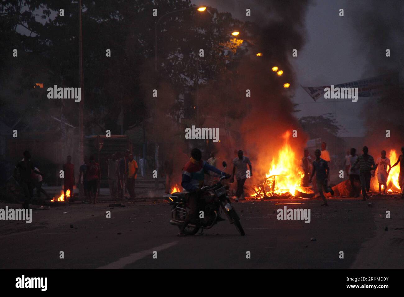 Bildnummer: 56681782 Datum: 09.12.2011 Copyright: imago/Xinhua (111210) - KINSHASA, 10 dicembre 2011 (Xinhua) -- i manifestanti hanno dato fuoco alle gomme in una strada a Kinshasa, capitale della Repubblica Democratica del Congo (RDC), 9 dicembre 2011. Le rivolte si sono svolte in diversi quartieri di Kinshasa il 9 dicembre, lasciando tre morti e molti altri feriti, a seguito dell'annuncio ufficiale dei risultati provvisori delle elezioni presidenziali del paese. (Xinhua/Han Bing) (axy) RDC-KINSHASA-PRESIDENTIAL ELECTION-CONFLICT PUBLICATIONxNOTxINxCHN Politik Wahl Präsidentschaftswahl Ausschreitungen Gewalt P. Foto Stock