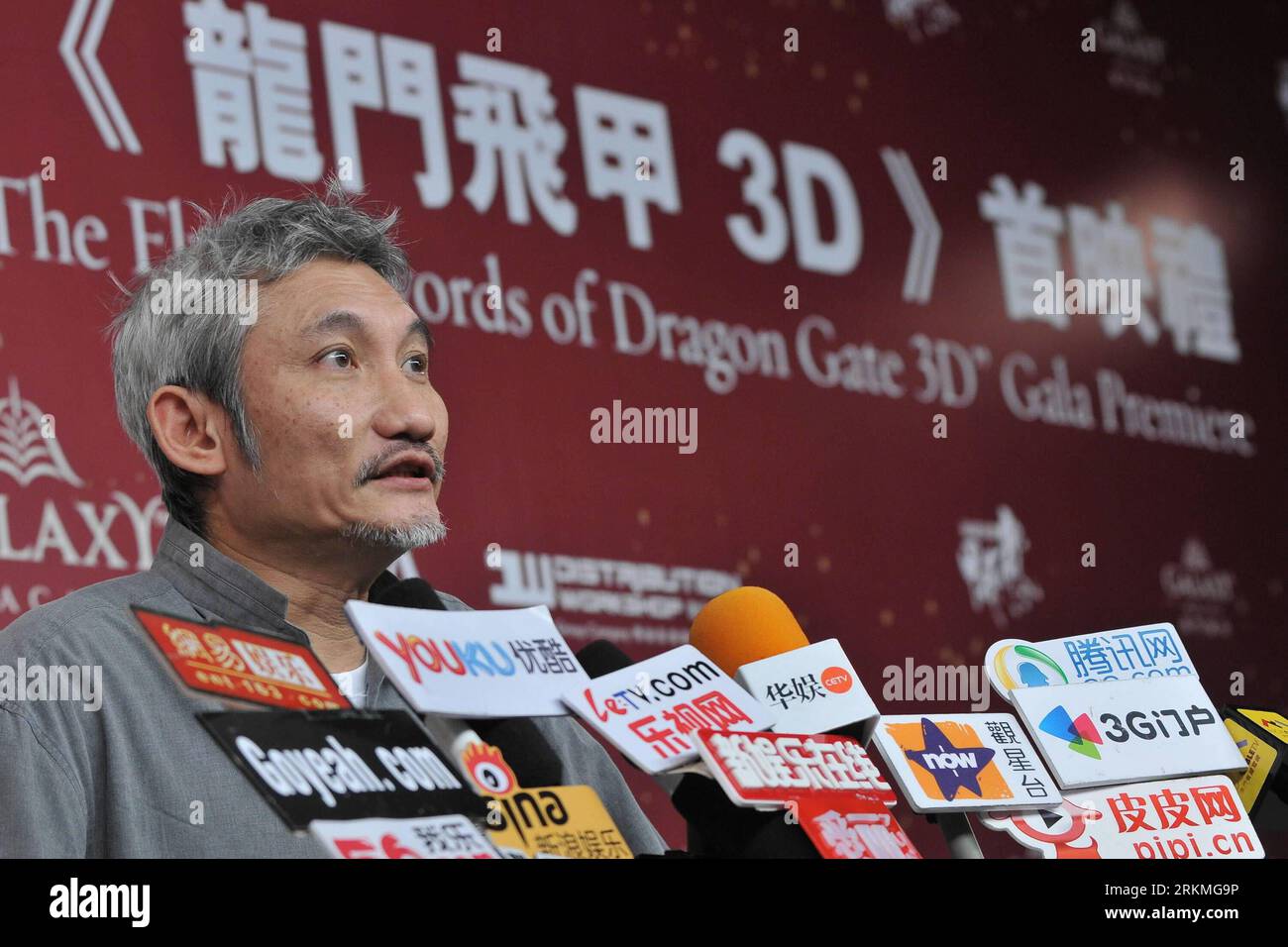 Bildnummer: 56714561 Datum: 15.12.2011 Copyright: imago/Xinhua (111215) -- MACAO, 15 dicembre 2011 (Xinhua) -- il regista Tsui Hark riceve un'intervista mediatica alla premiere di Flying Swords of Dragon Gate 3D a Macao, Cina meridionale, 15 dicembre 2011. Anteprima dell'epico kungfu 3D a Macao giovedì. (Xinhua/Cheong Kam Ka) (zgp) CHINA-MACAO-FLYING SWORDS OF DRAGON GATE 3D-PREMIERE (CN) PUBLICATIONxNOTxINxCHN People Kultur Entertainment Premiere Filmpremiere Film xns x1x 2011 quer 56714561 Data 15 12 2011 Copyright Imago XINHUA Macao DEC 15 2011 XINHUA Direttore Tsui Hark riceve un'intervista ai media Foto Stock