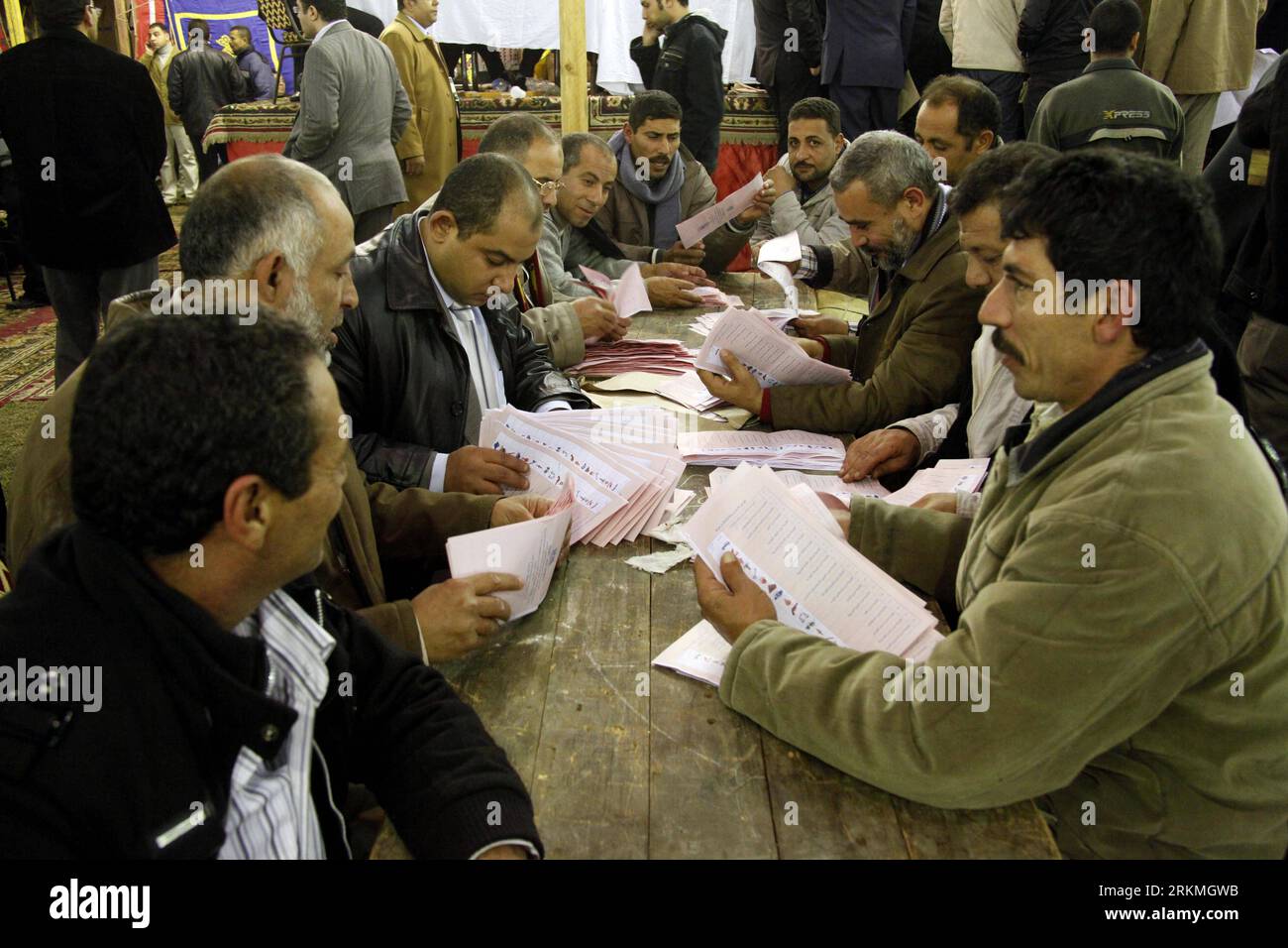 Bildnummer: 56737891 Datum: 16.12.2011 Copyright: imago/Xinhua (111216) -- GIZA, 16 dicembre 2011 (Xinhua) -- funzionari delle elezioni egiziane lavorano in un centro di conteggio delle urne dopo che i seggi elettorali sono stati chiusi nel distretto di Giza alla periferia del Cairo, Egitto, 16 dicembre 2011. Gli egiziani hanno votato mercoledì e giovedì nella seconda fase delle elezioni dell'Assemblea popolare (camera bassa del parlamento), dopo che la prima fase si è conclusa con i partiti islamici che hanno ottenuto i sondaggi. (Xinhua/Ahmad Radi) EGYPT-GIZA-ELECTION-BALLOT COUNTING PUBLICATIONxNOTxINxCHN Politik Wahl Parlamentswahl Auszählung Stimm Foto Stock