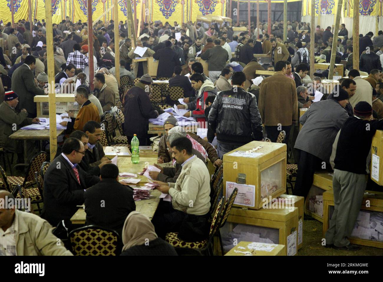 Bildnummer: 56737896 Datum: 16.12.2011 Copyright: imago/Xinhua (111216) -- GIZA, 16 dicembre 2011 (Xinhua) -- funzionari delle elezioni egiziane lavorano in un centro di conteggio delle urne dopo che i seggi elettorali sono stati chiusi nel distretto di Giza alla periferia del Cairo, Egitto, 16 dicembre 2011. Gli egiziani hanno votato mercoledì e giovedì nella seconda fase delle elezioni dell'Assemblea popolare (camera bassa del parlamento), dopo che la prima fase si è conclusa con i partiti islamici che hanno ottenuto i sondaggi. (Xinhua/Ahmad Radi) EGYPT-GIZA-ELECTION-BALLOT COUNTING PUBLICATIONxNOTxINxCHN Politik Wahl Parlamentswahl Auszählung Stimm Foto Stock