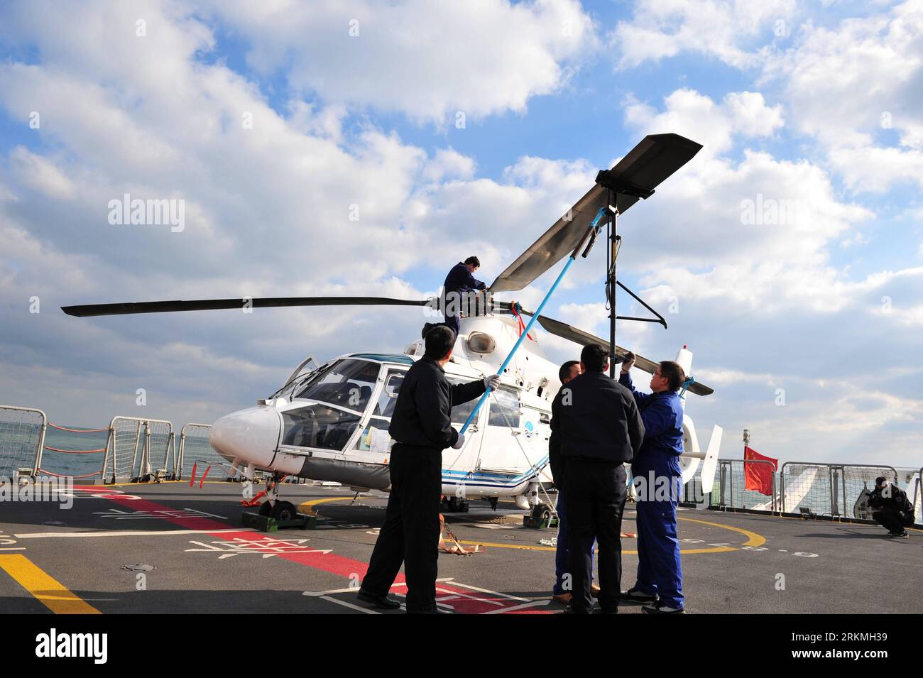 Bildnummer: 56748740 Datum: 17.12.2011 Copyright: imago/Xinhua (111217) -- HAIJIAN 50, Dec. 17, 2011 (Xinhua) -- i meccanici fissano le lame del rotore sull'elicottero Haijian B-7115 a bordo della nave di pattugliamento Haijian 50 prima di una pattuglia congiunta marittima e aerea nel Mar Cinese Orientale, 17 dicembre 2011. La pattuglia è stata lanciata sabato, coinvolgendo le navi di pattuglia Haijian 50 , Haijian 66 e l'elicottero Haijian B-7115. La Cina ha 32.000 km di costa. La superficie totale dell'acqua marina territoriale, della piattaforma continentale e della zona economica esclusiva, riconosciuta ai sensi della Convenzione delle Nazioni Unite sulla legge del Foto Stock