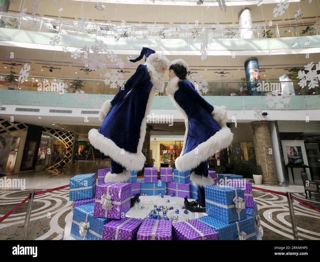 Bildnummer: 56757119 Datum: 19.12.2011 Copyright: imago/Xinhua (111219) -- NUOVA DELHI, 19 dicembre 2011 (Xinhua) -- decorazioni natalizie sono viste in Ambience Mall a Vasant Kunj, sud di nuova Delhi, India, il 19 dicembre 2011. Molti negozi a nuova Delhi sono stati decorati per il prossimo Natale. (Xinhua/li Yigang) (srb) INDIA-NUOVA DELHI-DECORAZIONE NATALIZIA PUBLICATIONxNOTxINxCHN Wirtschaft Einzelhandel Weihnachten Deko Weihnachtsdeko Shoppingcenter xns x0x 2011 quer 56757119 Data 19 12 2011 Copyright Imago XINHUA New Delhi DEC 19 2011 XINHUA Christmas Decorations are Lakes in AMBIENCE Mall in Foto Stock