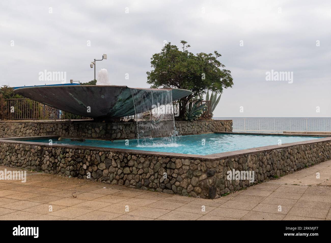 Fontana con grande bacino e cascata sul lungomare di Savona, Liguria, Italia Foto Stock