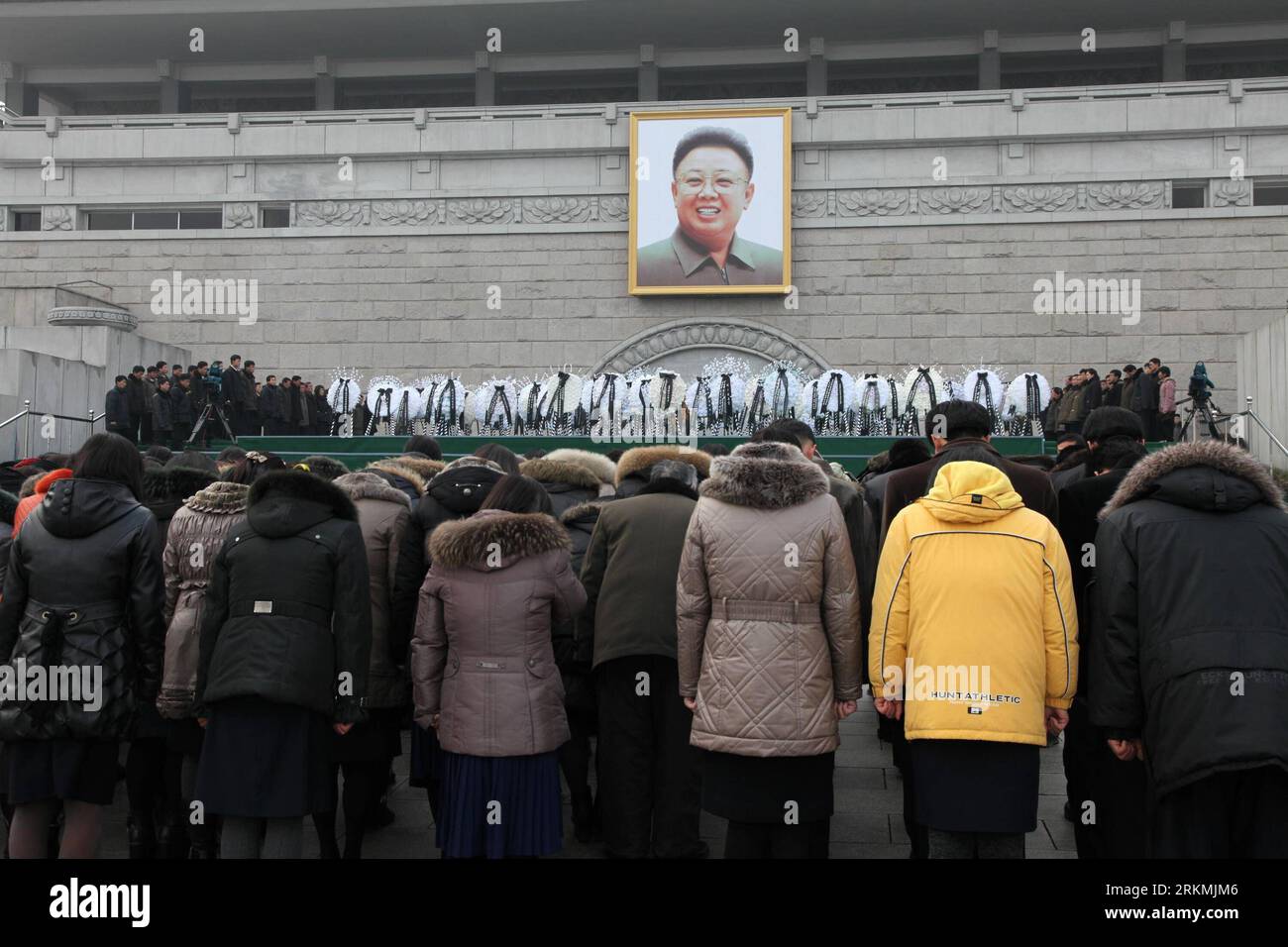 (111221) -- PYONGYANG, 21 dicembre 2011 (Xinhua) -- la gente piange la morte di Kim Jong il, leader della Repubblica Popolare Democratica di Corea (RPDC), davanti al ritratto di Kim Jong il a Pyongyang, RPDC, 21 dicembre 2011. (Xinhua/Zhang li) (wn) RPDC-KIM JONG il-MORTE-CONDOGLIANZE PUBLICATIONxNOTxINxCHN 111221 Pyongyang DEC 21 2011 celebrità di XINHUA Morne la morte di Kim Jong il Top leader della Repubblica democratica di Corea RPDC davanti al Ritratto di Kim Jong il a Pyongyang RPDC DEC 21 2011 XINHUA Zhang WE sinistro RPDC Kim Jong il condanne a morte PUBLICATIONxNOTxINx Foto Stock