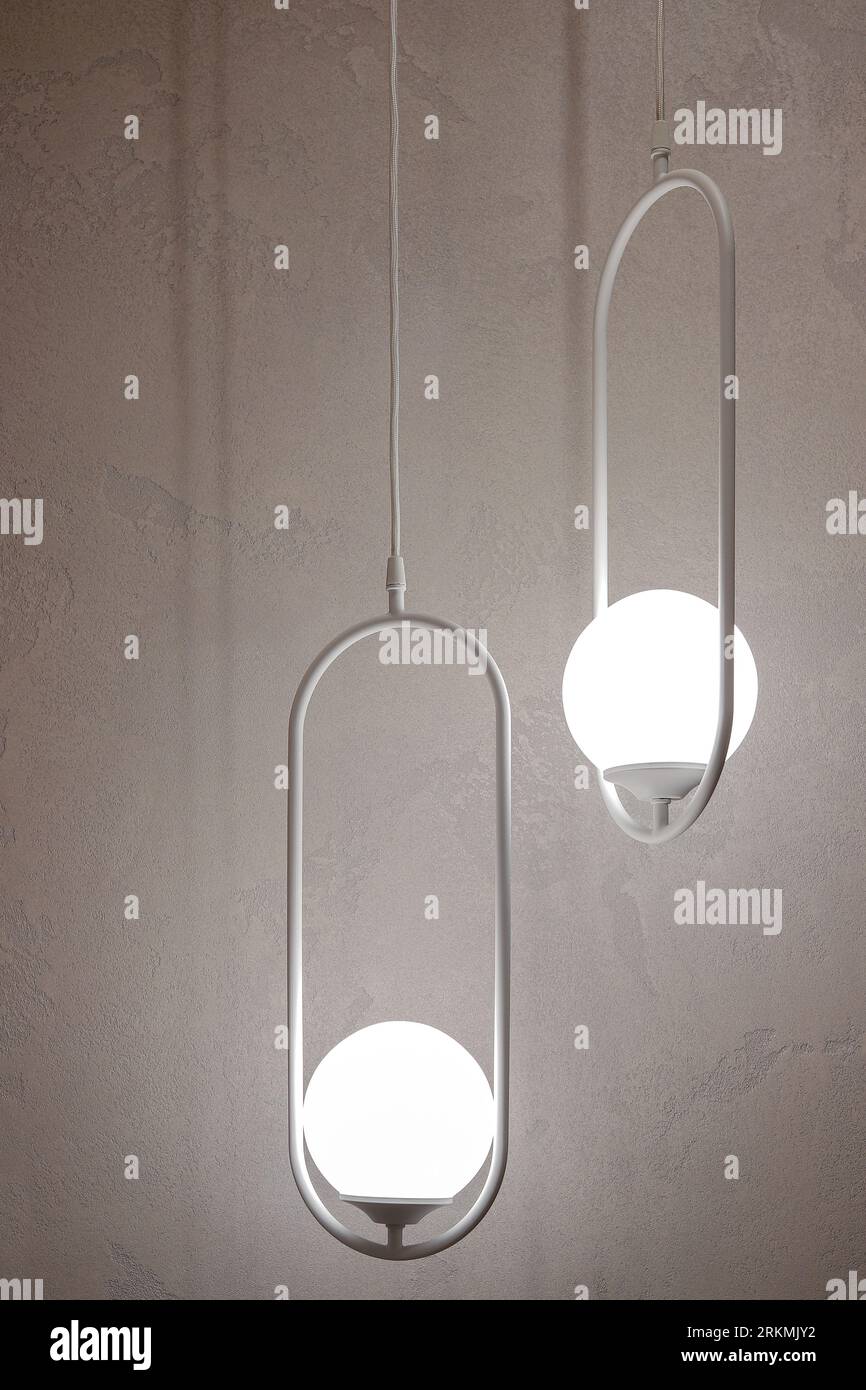 Moderne lampade a sospensione luminose dal soffitto Foto Stock