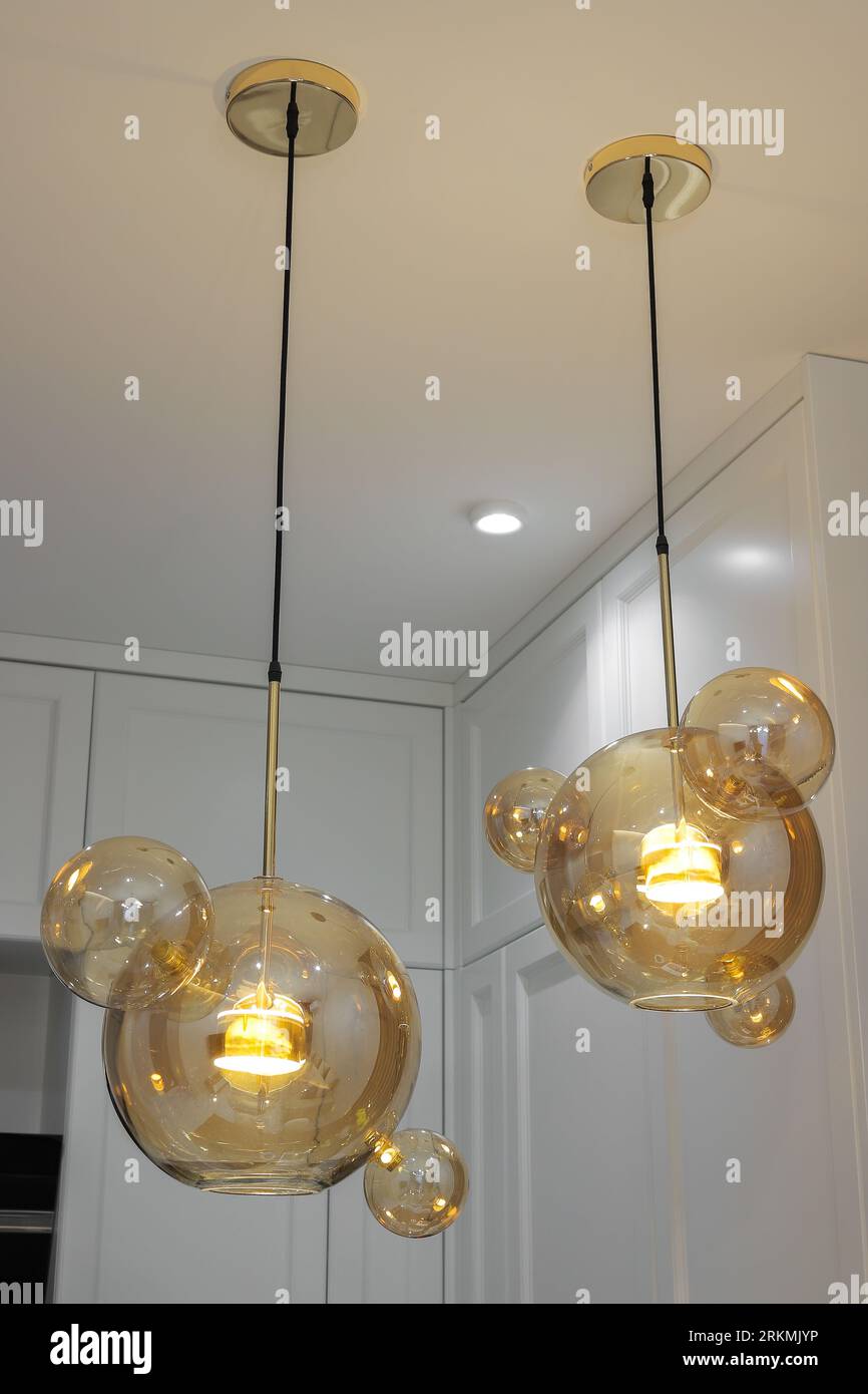 Moderne lampade a sospensione luminose dal soffitto Foto Stock