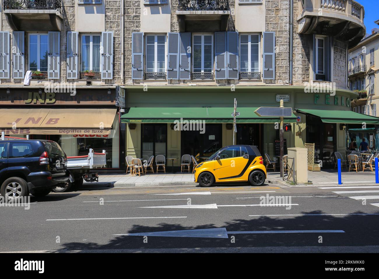 Auto gialla intelligente parcheggiata sulla strada di Nizza Foto Stock