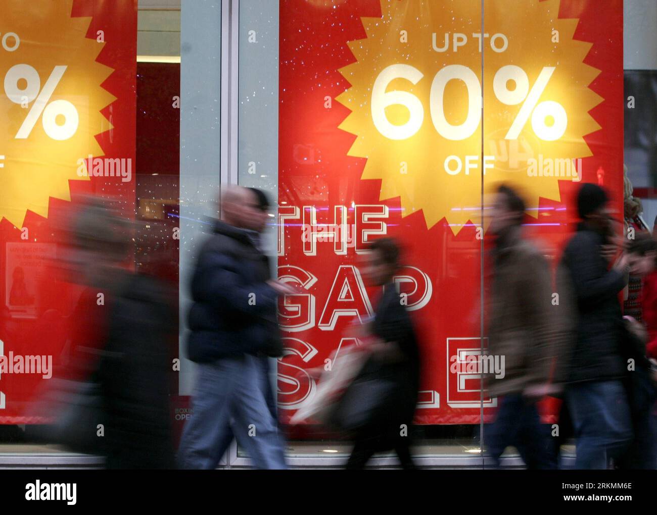 Bildnummer: 56784743 Datum: 23.12.2011 Copyright: imago/Xinhua (111224) -- LONDRA, 24 dicembre 2011 (Xinhua) -- Shoppers Walk past Sales poster on a shopping Street in Central London, Britain, 23 dicembre 2011. Londra ha visto il suo giorno di shopping più affollato venerdì, l'ultimo giorno di shopping prima della vigilia di Natale, con gli acquirenti che si scaldano sulle strade più alte per cogliere le ultime occasioni. (Xinhua/Bimal Gautam) (zyw) BRITAIN-LONDON-CHRISTMAS EVE-SHOPPING PEAK PUBLICATIONxNOTxINxCHN Wirtschaft Weihnachtsshopping Shopping Shoppen Einkauf Rabatt sale Weihnachten Weihnachtseinkauf Einzelhandel xdp x0x 2011 quer premiumd Foto Stock