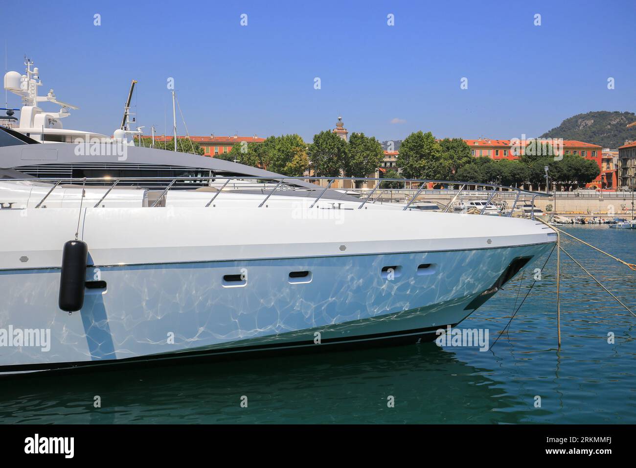 Lussuoso super yacht bianco ormeggiato nel Port de Nice in Francia Foto Stock