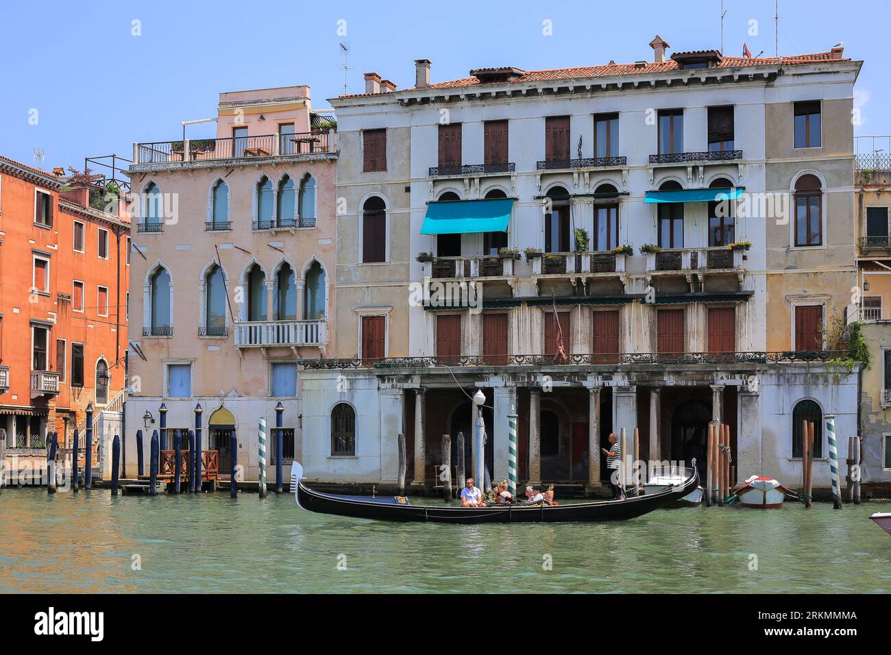 Architettura e canale d'acqua con gondola a Venezia, Italia Foto Stock