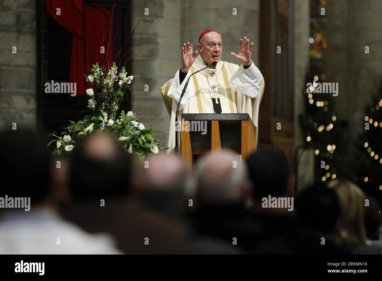 Bildnummer: 56786268 Datum: 25.12.2011 Copyright: imago/Xinhua (111225) -- BRUXELLES, 25 dicembre 2011 (Xinhua) -- l'Arcivescovo del Belgio Andre-Joseph Leonard partecipa alla messa di mezzanotte della vigilia di Natale nella Cattedrale di San Michael e St. Gudula a Bruxelles, capitale del Belgio, 25 dicembre 2011. (Xinhua/Zhou lei) (zyw) BELGIO-BRUXELLES-NATALE-MEZZANOTTE MESSA PUBLICATIONxNOTxINxCHN People Religion Christentum Weihnachten Weihnachtsmesse messe messe Gottesdienst x0x xst 2011 quer 56786268 Data 25 12 2011 Copyright Imago XINHUA Bruxelles DEC 25 2011 XINHUA Belgio S Arch Bishop André Joseph Leonard atte Foto Stock
