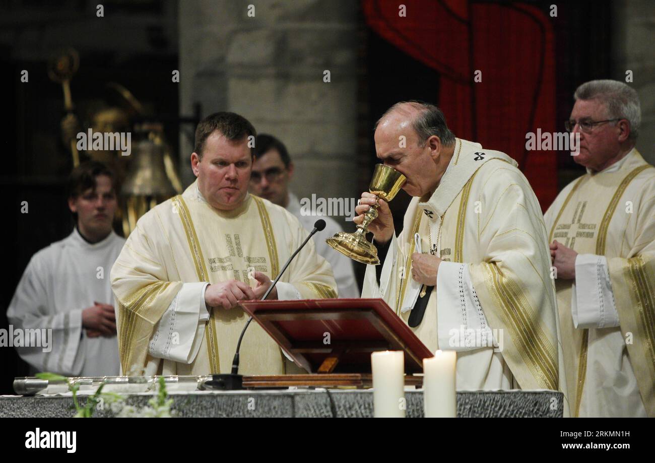 Bildnummer: 56786269 Datum: 25.12.2011 Copyright: imago/Xinhua (111225) -- BRUXELLES, 25 dicembre 2011 (Xinhua) -- l'Arcivescovo del Belgio Andre-Joseph Leonard (2nd R) partecipa alla messa di mezzanotte della vigilia di Natale presso la Cattedrale di San Michael e St. Gudula a Bruxelles, capitale del Belgio, 25 dicembre 2011. (Xinhua/Zhou lei) (zyw) BELGIO-BRUXELLES-NATALE-MEZZANOTTE MESSA PUBLICATIONxNOTxINxCHN People Religion Christentum Weihnachten Weihnachtsmesse messe messe Gottesdienst x0x xst 2011 quer 56786269 Data 25 12 2011 Copyright Imago XINHUA Bruxelles DEC 25 2011 XINHUA Belgio S Arch Bishop André Joseph Leon Foto Stock
