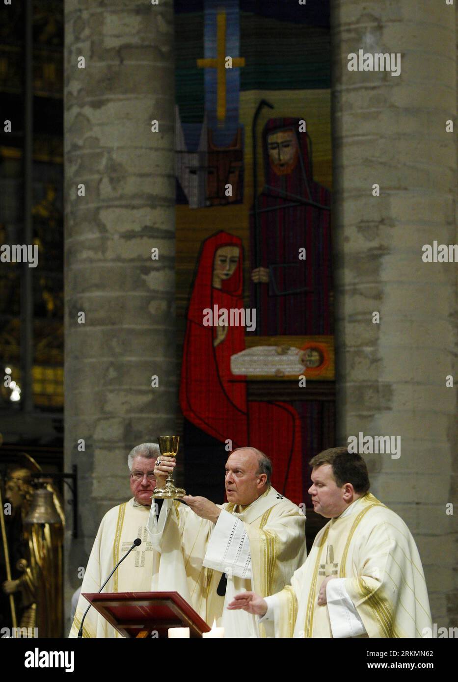Bildnummer: 56786267 Datum: 25.12.2011 Copyright: imago/Xinhua (111225) -- BRUXELLES, 25 dicembre 2011 (Xinhua) -- l'Arcivescovo del Belgio Andre-Joseph Leonard (C) partecipa alla messa di mezzanotte della vigilia di Natale presso la Cattedrale di San Michael e St. Gudula a Bruxelles, capitale del Belgio, 25 dicembre 2011. (Xinhua/Zhou lei) (zyw) BELGIO-BRUXELLES-NATALE-MEZZANOTTE MESSA PUBLICATIONxNOTxINxCHN People Religion Christentum Weihnachten Weihnachtsmesse messe messe Gottesdienst x0x xst 2011 hoch 56786267 Data 25 12 2011 Copyright Imago XINHUA Bruxelles DEC 25 2011 XINHUA Belgio S Arch Bishop André Joseph Leonard Foto Stock