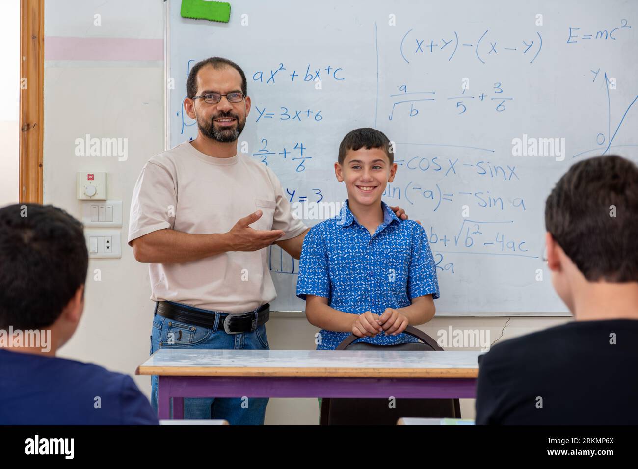 Insegnante con il suo migliore studente in classe Foto Stock