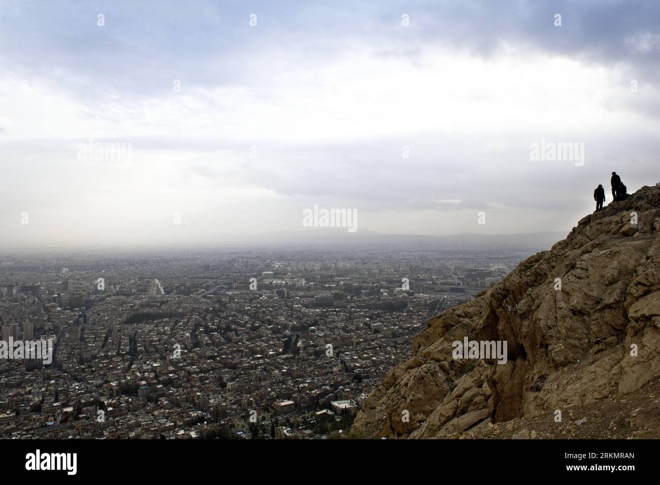 Bildnummer: 56798959 Datum: 01.01.2012 Copyright: imago/Xinhua (120101) -- DAMASCO, 1 gennaio 2012 (Xinhua) -- gli uomini siriani si alzano su una roccia mentre si godono la vista della città di Damasco sulla montagna Qasioun a Damasco, Siria, 1 gennaio 2012. (Xinhua/li Muzi) (dtf) SIRIA-DAMASCO-CAPODANNO PUBLICATIONxNOTxINxCHN Gesellschaft totale Stadtlandschaft xbs x0x 2012 quer 56798959 Data 01 01 2012 Copyright Imago XINHUA Damasco 1 gennaio 2012 XINHUA Syrian Men stand ON a Rock AS They Enjoy the View of Damasco City ON Mountain in Damasco Siria 1 gennaio 2012 XINHUA Left Muzi Syria Damasco New Year PUBLICATION Foto Stock
