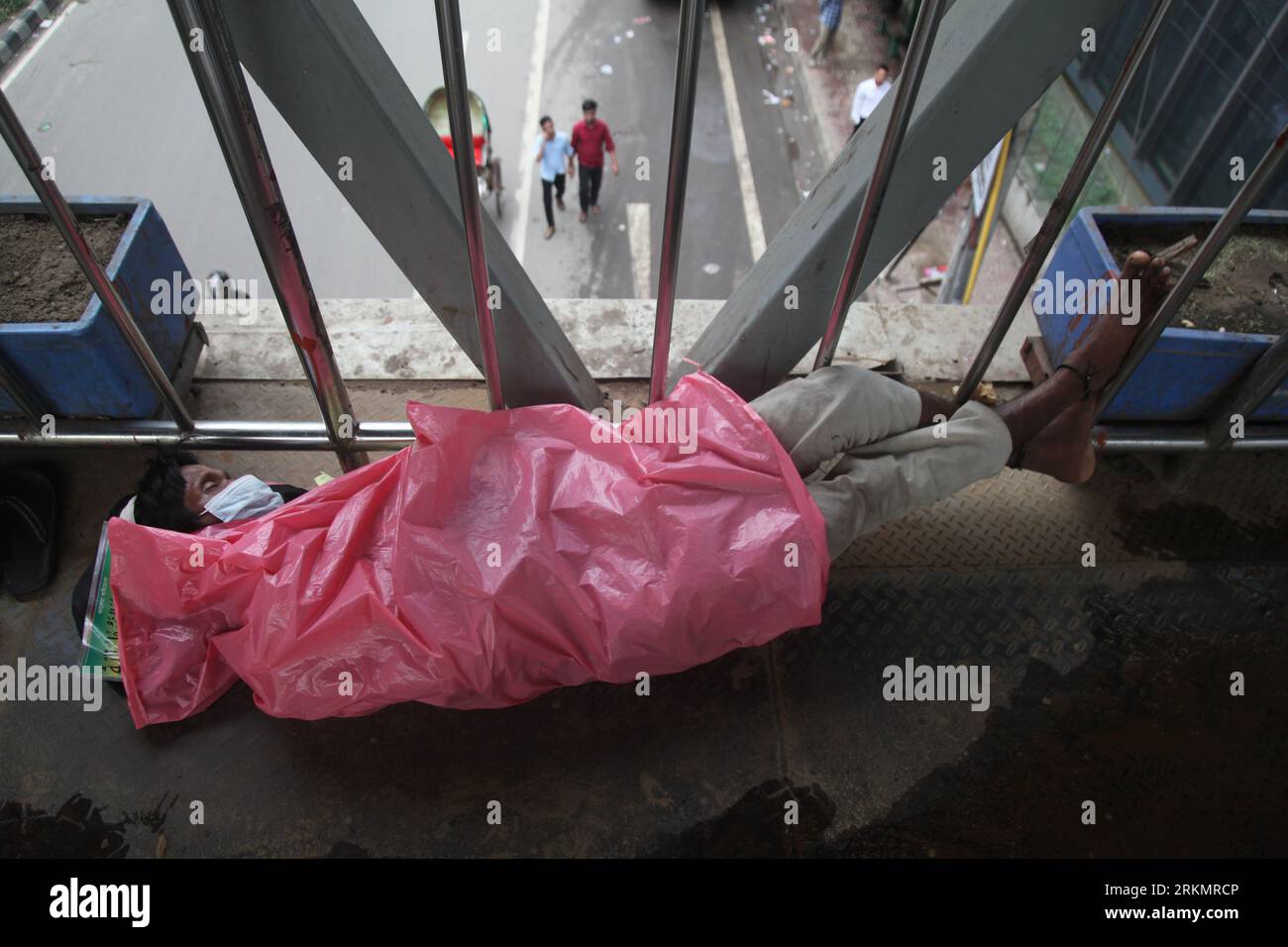 Dacca Bangladesh 25 agosto 2023. Un senzatetto bengalese che fa un pisolino sul ponte pedonale di paltan a Dacca, Bangladesh. Nazmul islam/alamy vive Foto Stock