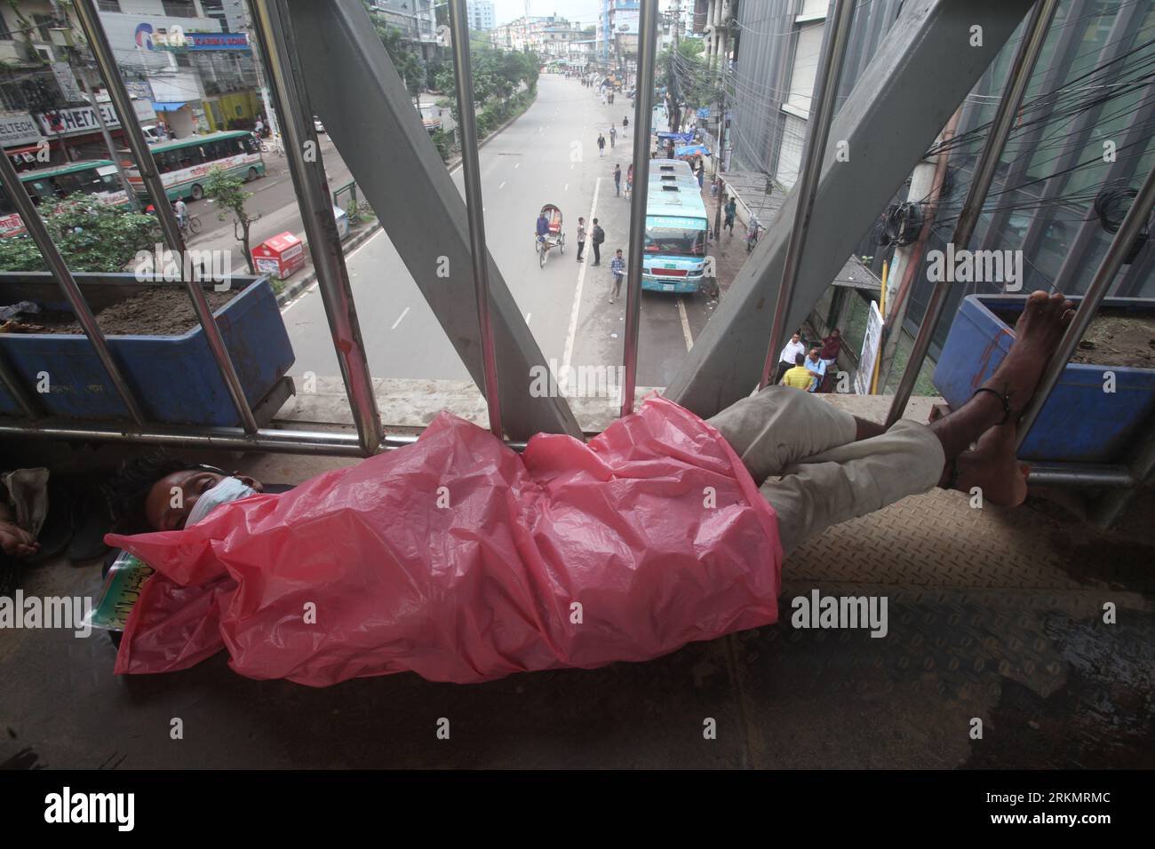 Dacca Bangladesh 25 agosto 2023. Un senzatetto bengalese che fa un pisolino sul ponte pedonale di paltan a Dacca, Bangladesh. Nazmul islam/alamy vive Foto Stock