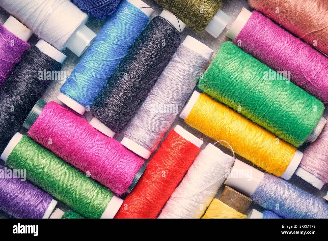 Impostare filettature multicolore per il taglio e il cucito Foto Stock