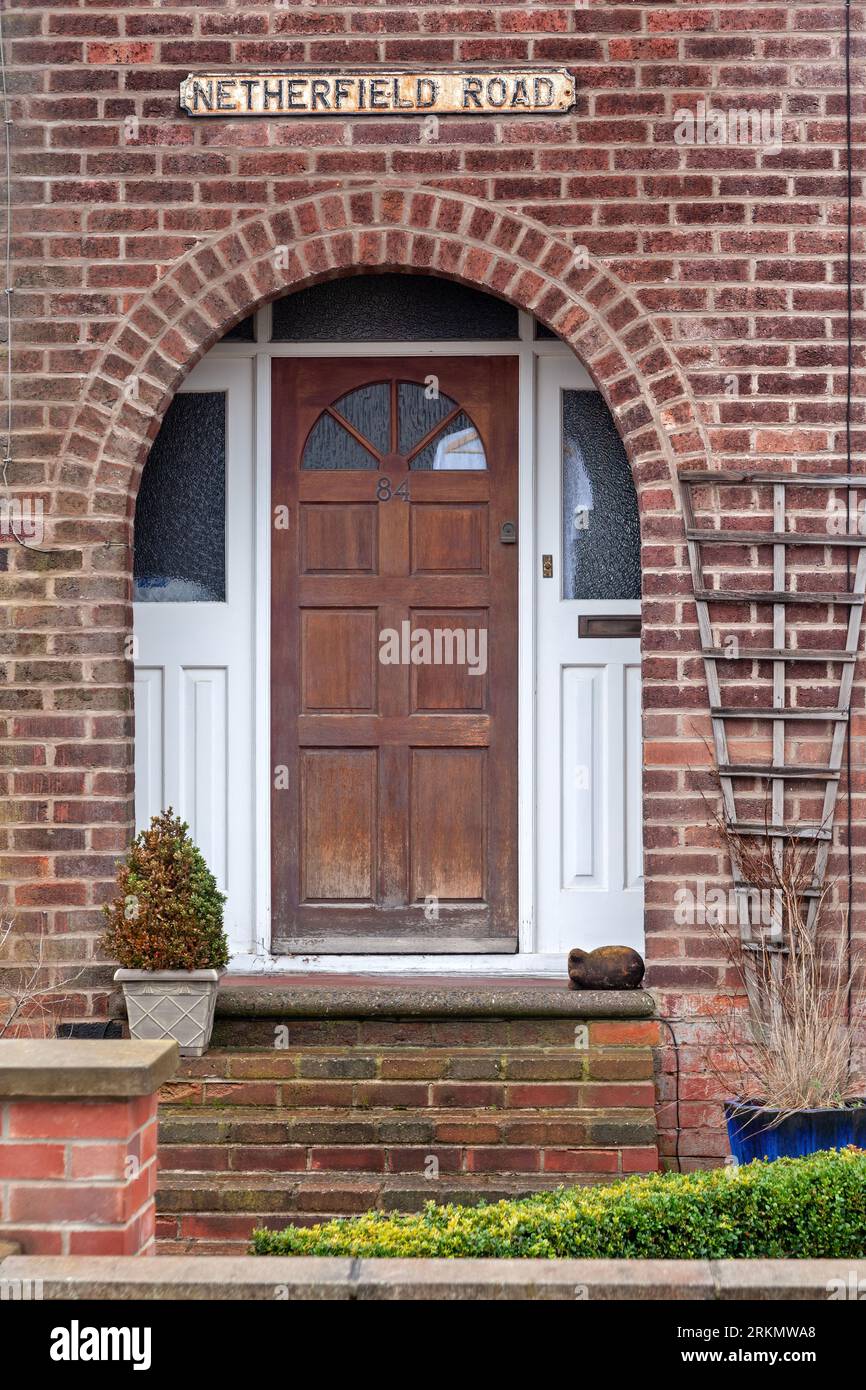 Tipica casa a schiera di architettura inglese, con un arco di mattoni rossi britannici, a Long Eaton, nei sobborghi di Nottingham, Inghilterra, Regno Unito Foto Stock