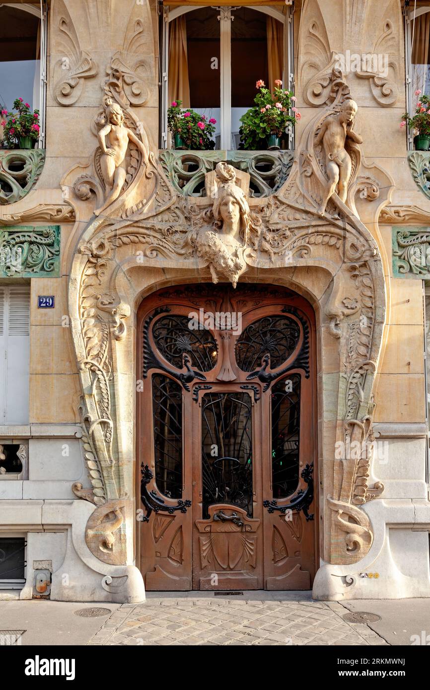 Porta d'ingresso del Lavirotte Building, un edificio di appartamenti nella settima arteria. Di Parigi, Francia, disegnato da Jules Lavirotte, campione di Art Nouveau. Foto Stock